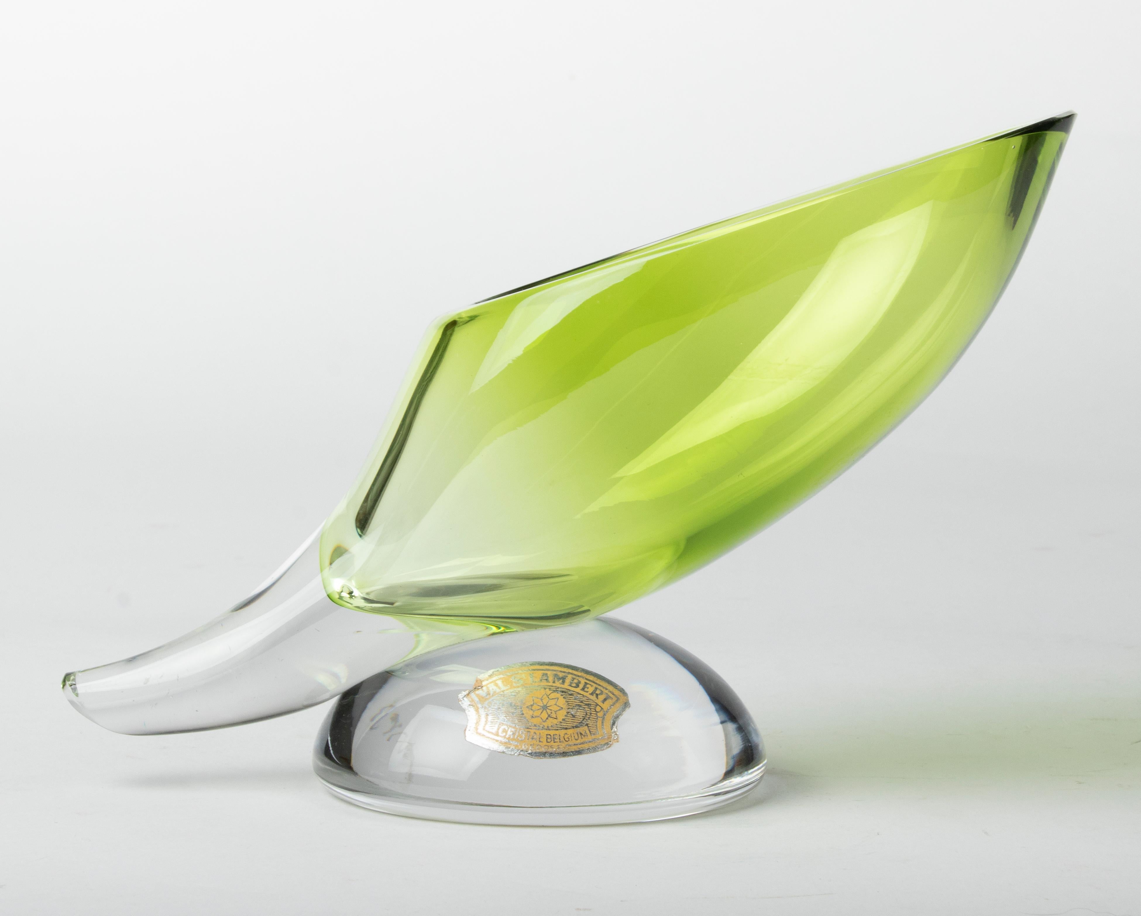 Cristal Vase en cristal vert moderne du milieu du siècle dernier par Val Saint Lambert en vente