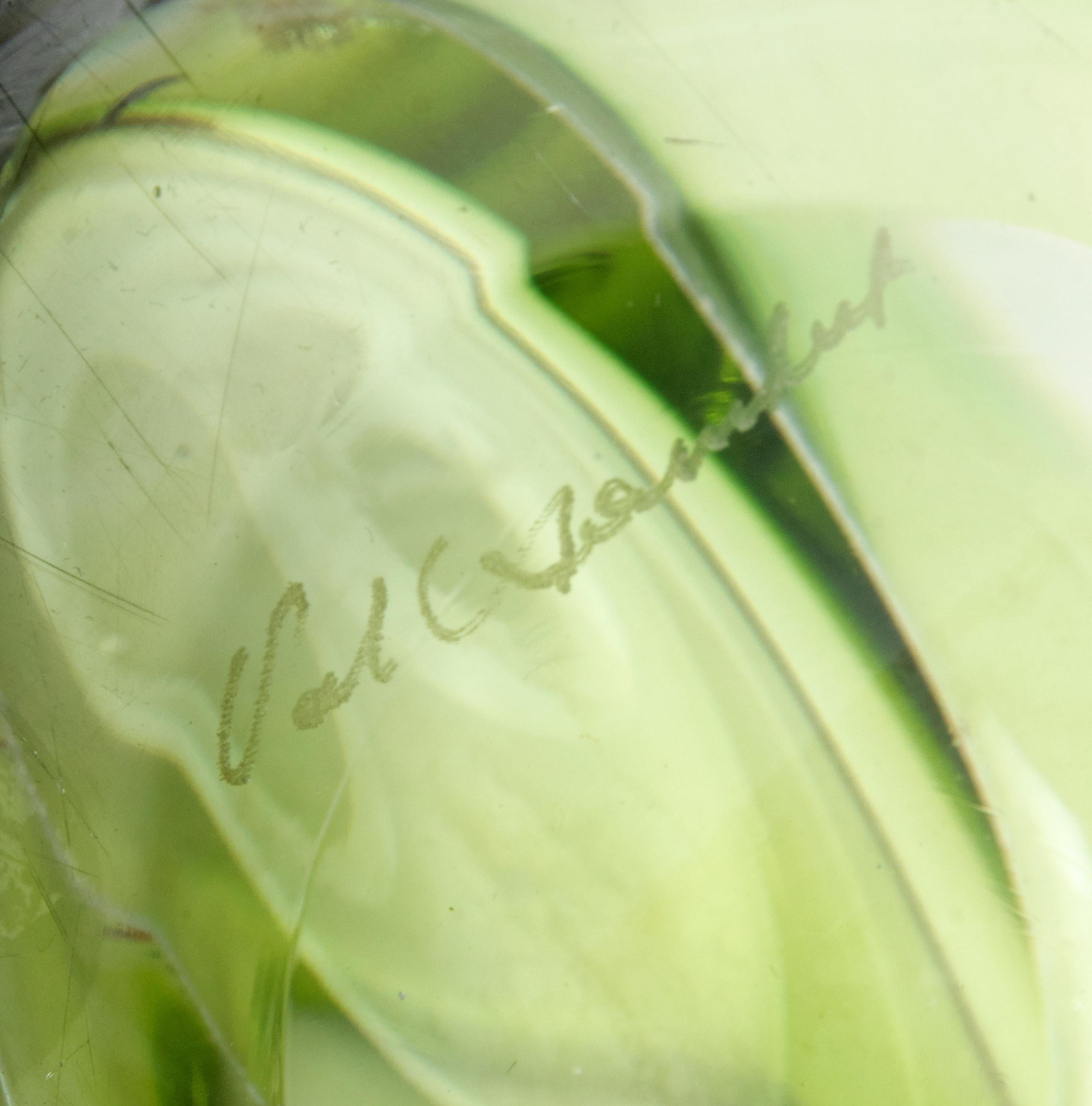 Vase en cristal vert moderne du milieu du siècle dernier par Val Saint Lambert en vente 1