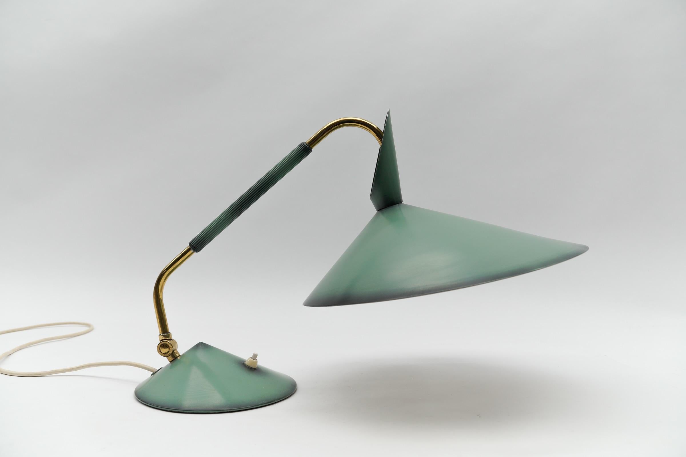 Moderner grüner Tisch aus der Jahrhundertmitte, 1950er Jahre

Die Lampe benötigt 1 x E27 / E26 Edison Schraube fit Glühbirne, ist verkabelt, und in funktionsfähigem Zustand. Er läuft sowohl mit 110 als auch mit 230 Volt.

Sehr elegant und niedlich