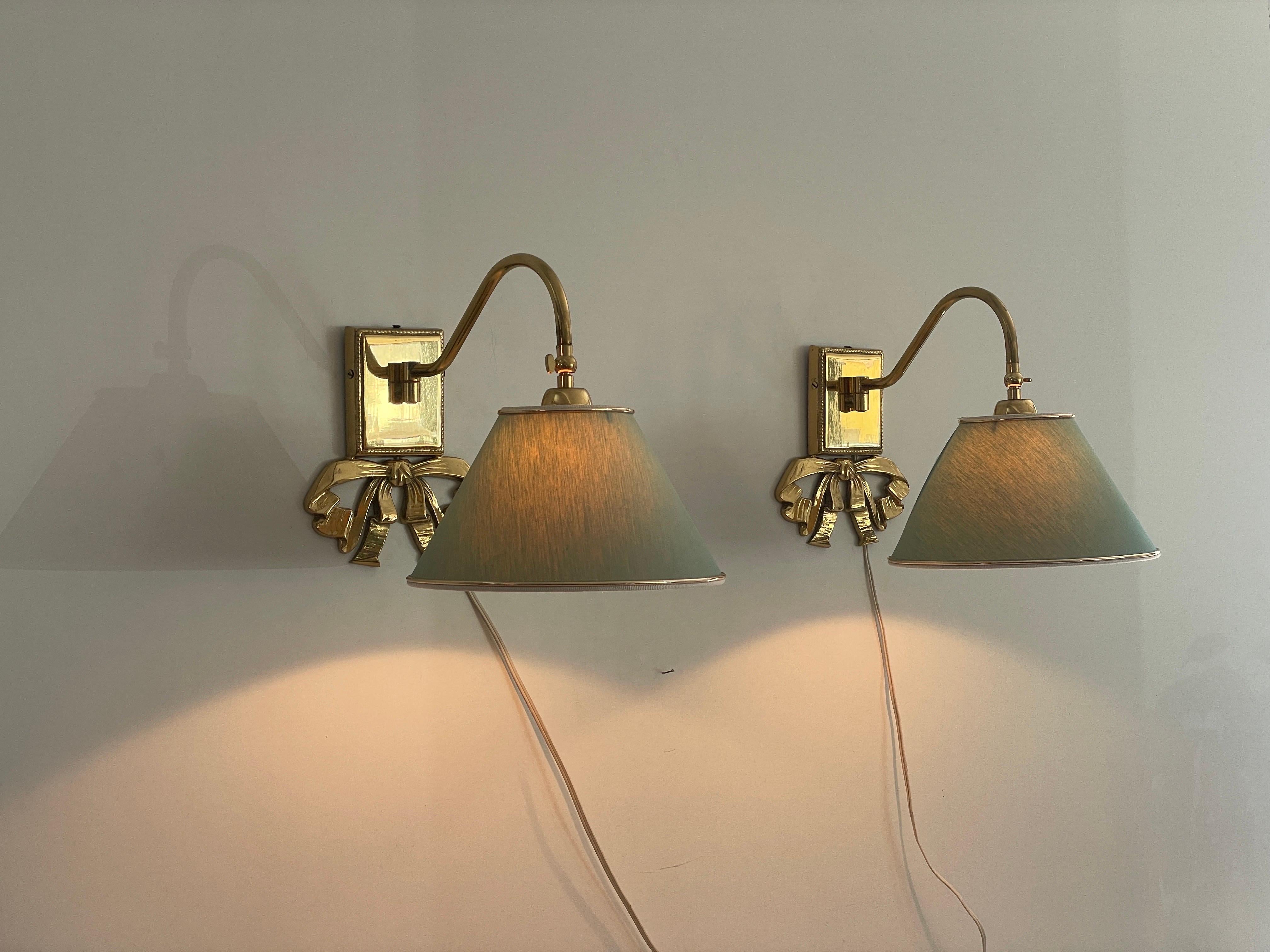Coppia di lampade moderne di metà secolo con paralume in tessuto verde e ottone, anni '60, Italia in vendita 3