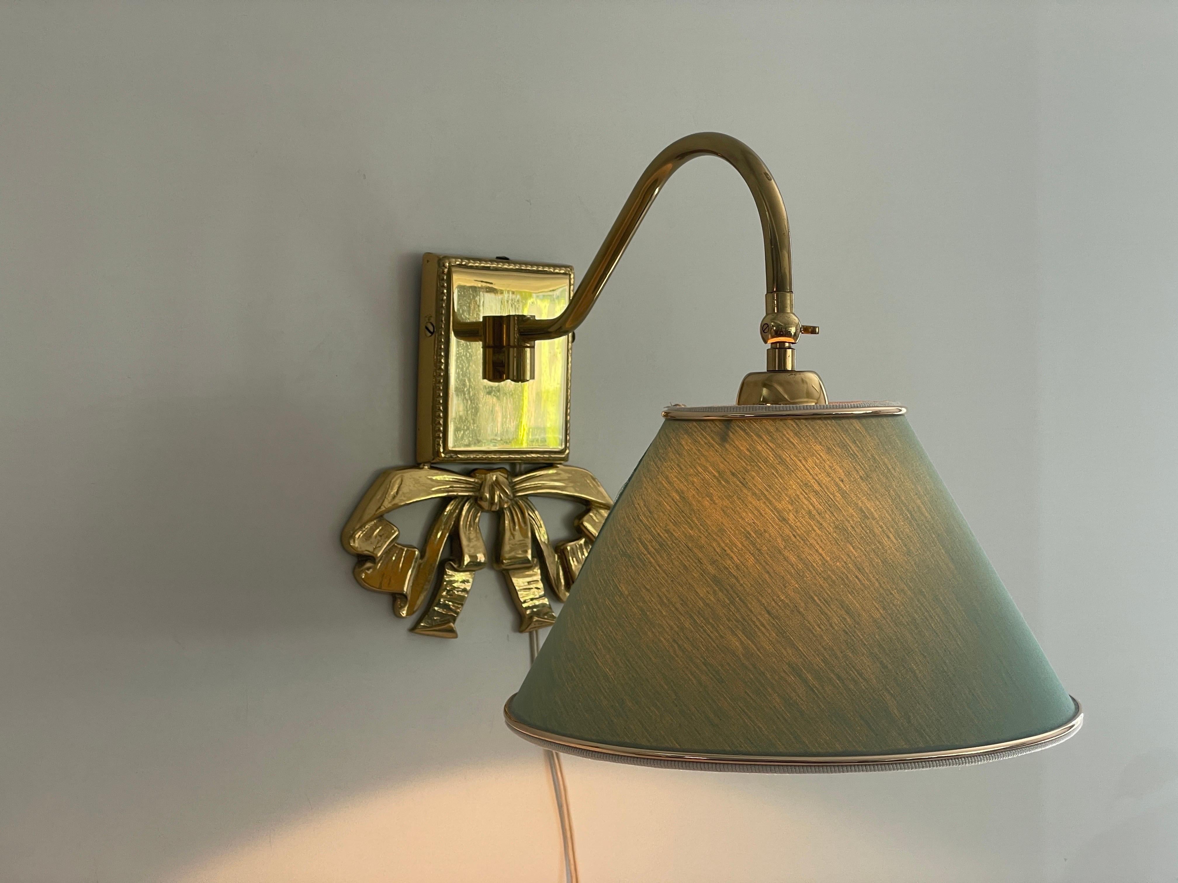 Coppia di lampade moderne di metà secolo con paralume in tessuto verde e ottone, anni '60, Italia in vendita 5