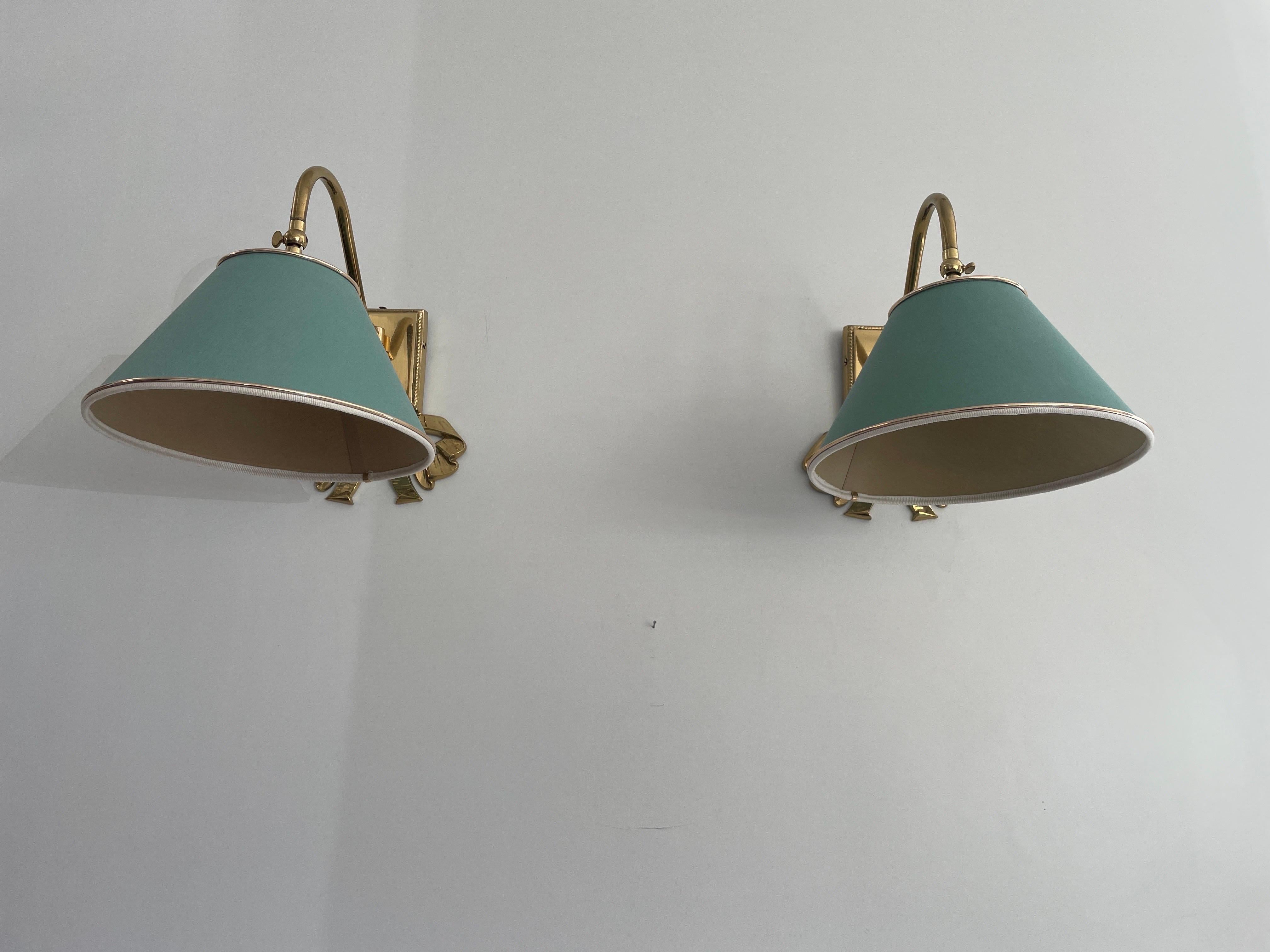 Coppia di lampade moderne di metà secolo con paralume in tessuto verde e ottone, anni '60, Italia in vendita 9