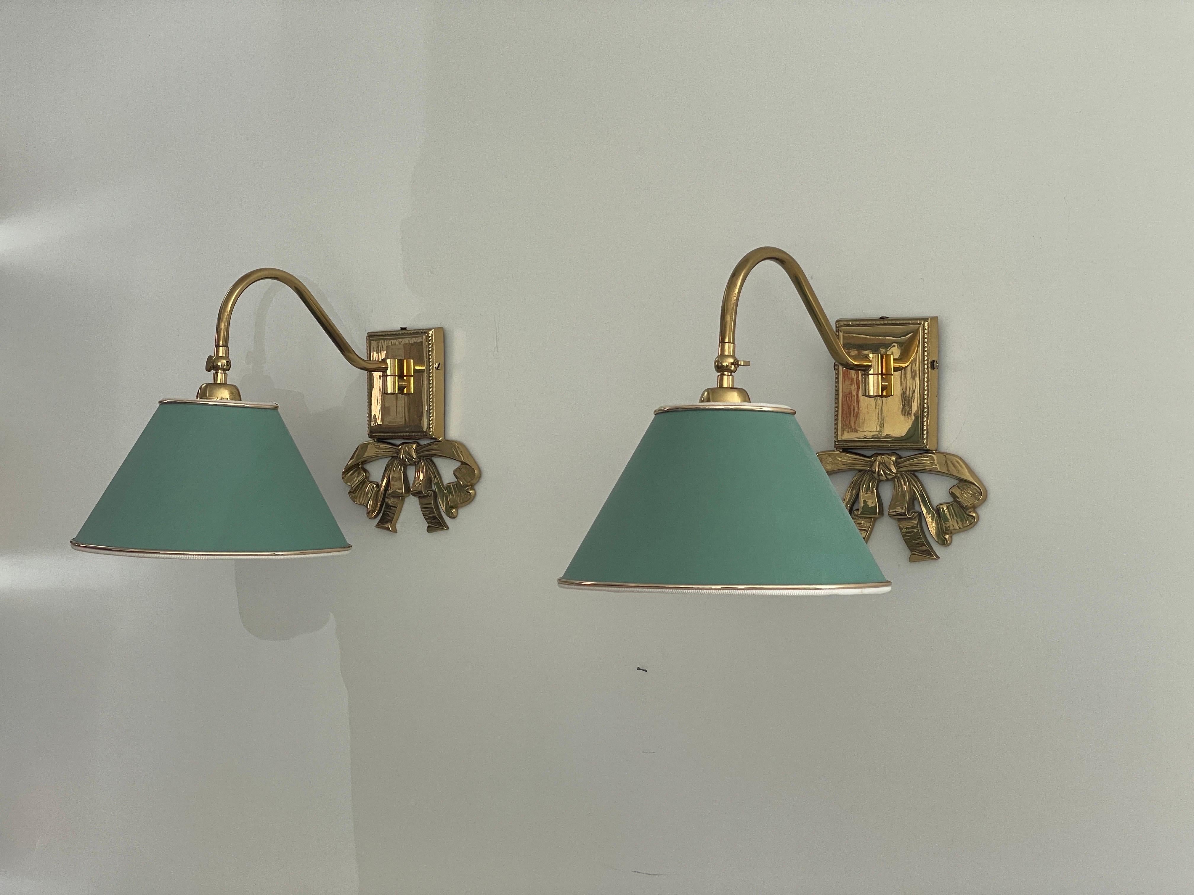 Coppia di lampade moderne di metà secolo con paralume in tessuto verde e ottone, anni '60, Italia
Design minimalista
Qualità molto elevata.
Completamente funzionante.

Le lampade sono in ottime condizioni vintage.
Usura coerente con l'età e