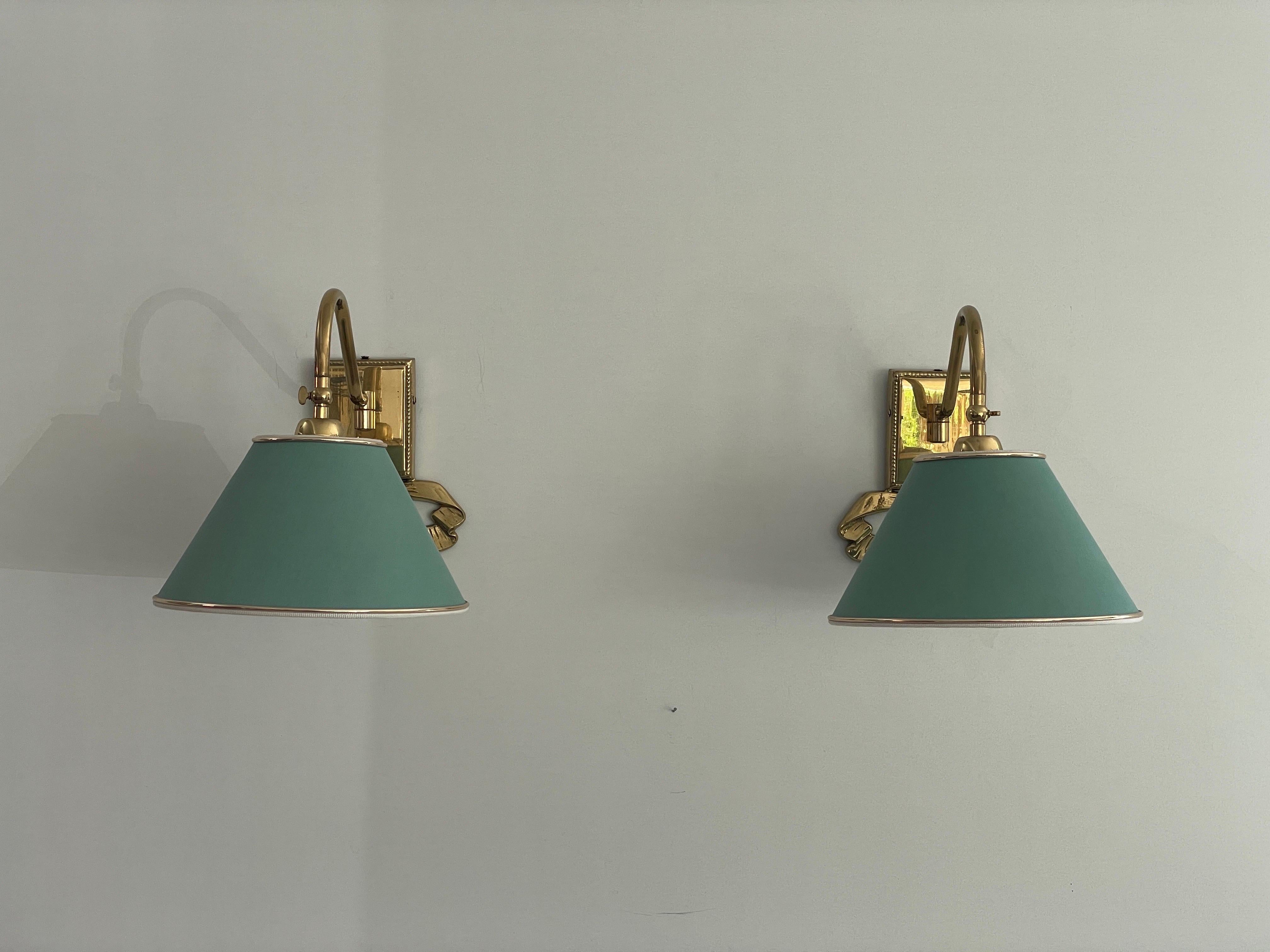 Mid-Century moderno Coppia di lampade moderne di metà secolo con paralume in tessuto verde e ottone, anni '60, Italia in vendita