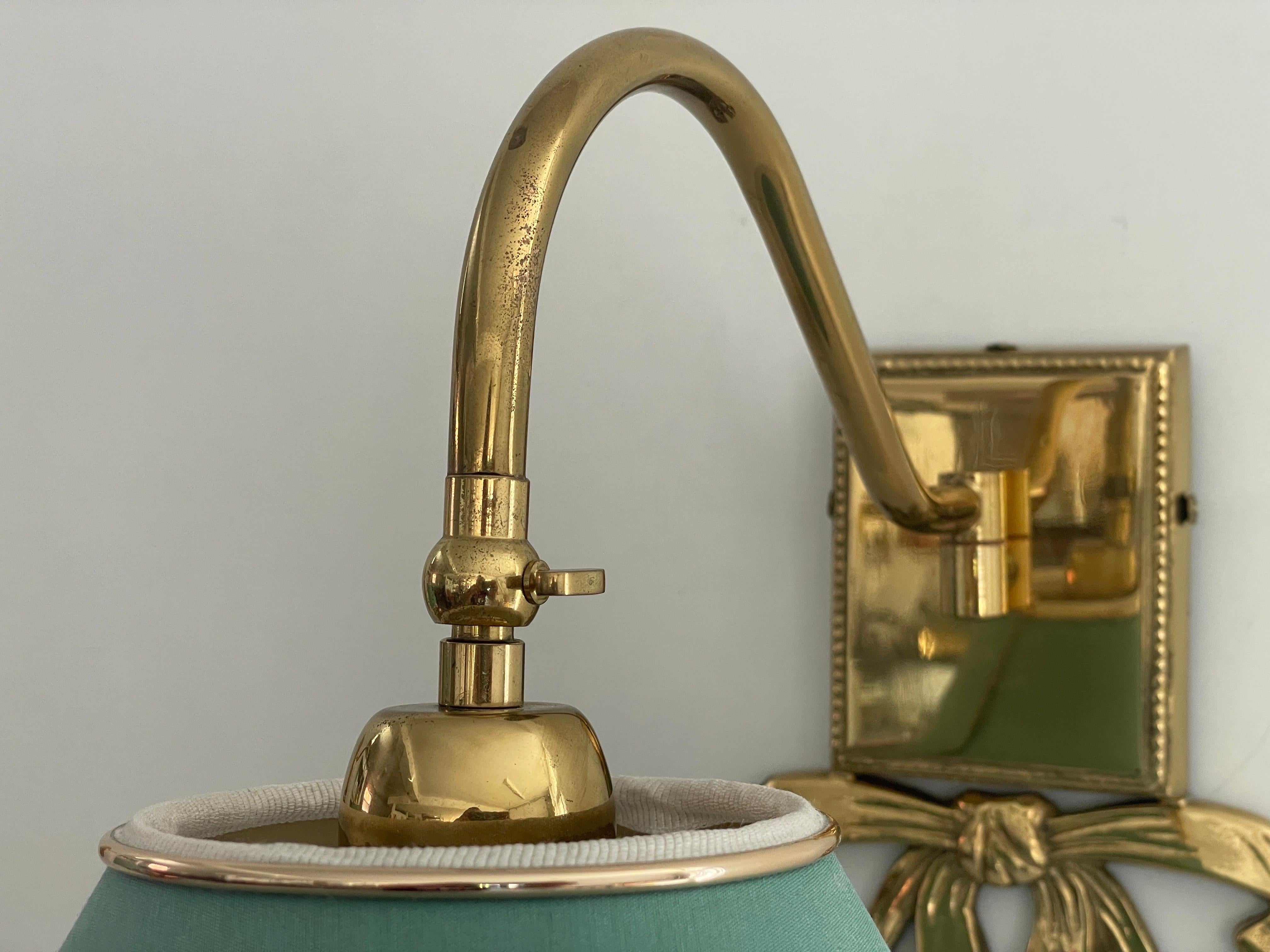 Italiano Coppia di lampade moderne di metà secolo con paralume in tessuto verde e ottone, anni '60, Italia in vendita