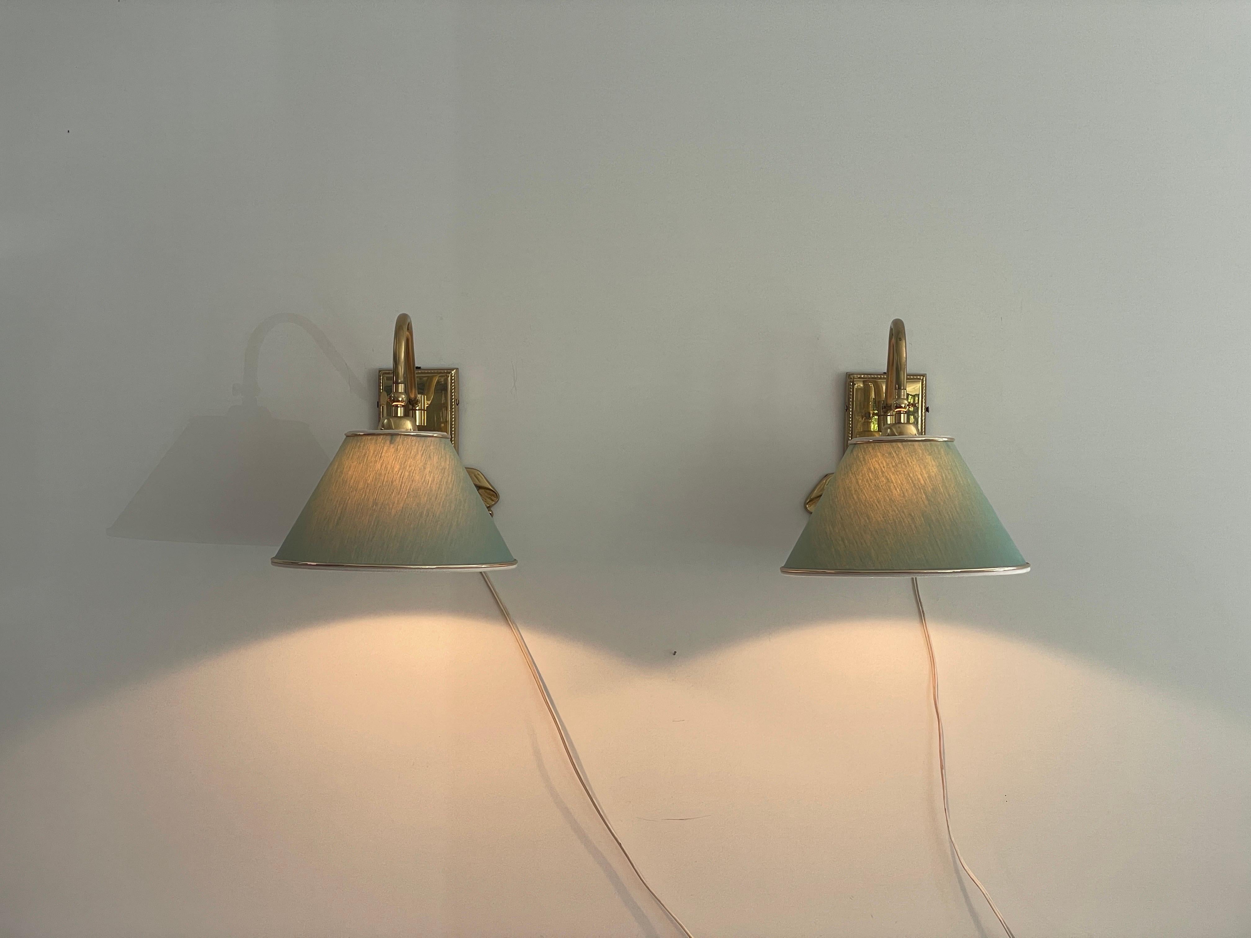 Coppia di lampade moderne di metà secolo con paralume in tessuto verde e ottone, anni '60, Italia In condizioni ottime in vendita a Hagenbach, DE