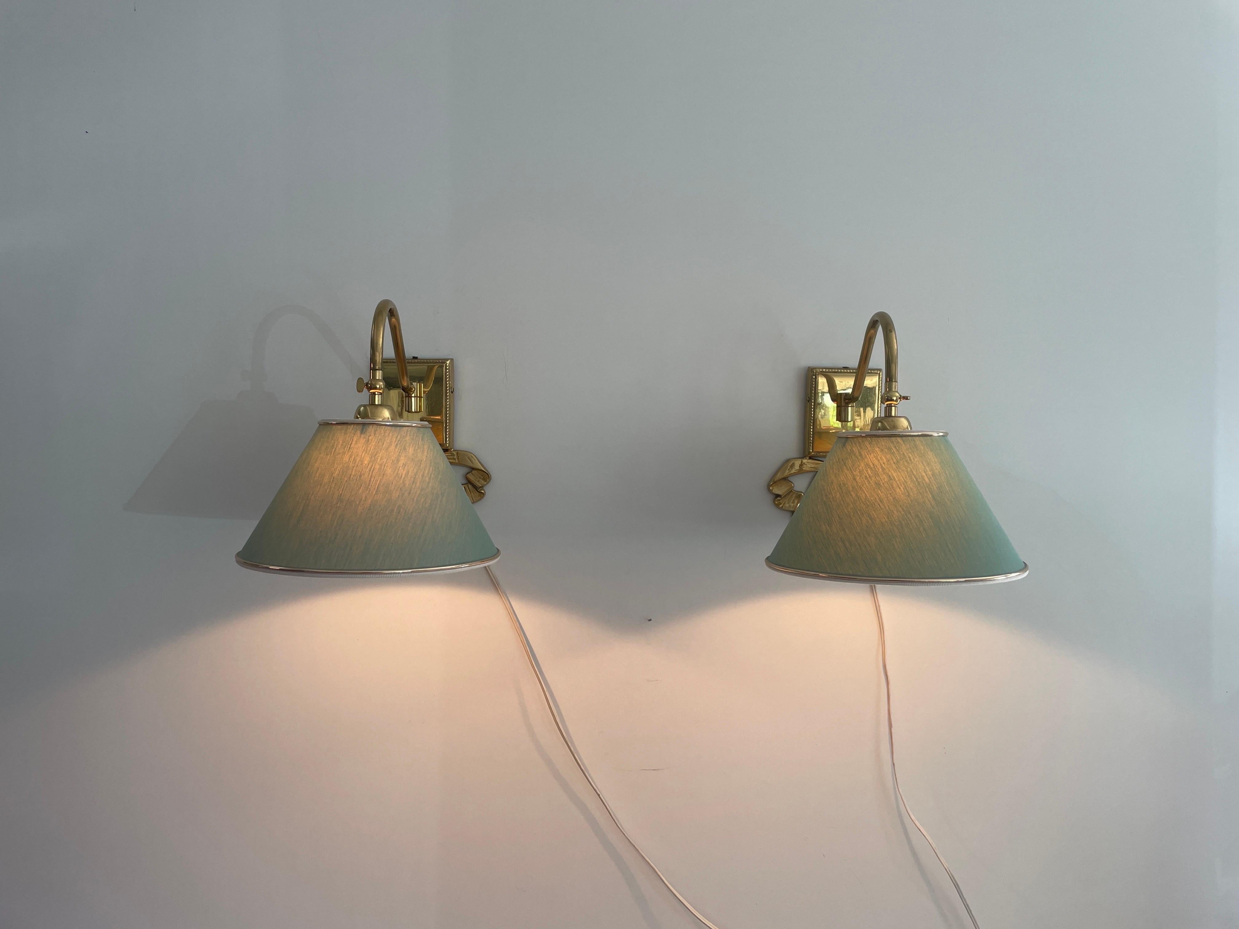 Metà XX secolo Coppia di lampade moderne di metà secolo con paralume in tessuto verde e ottone, anni '60, Italia in vendita