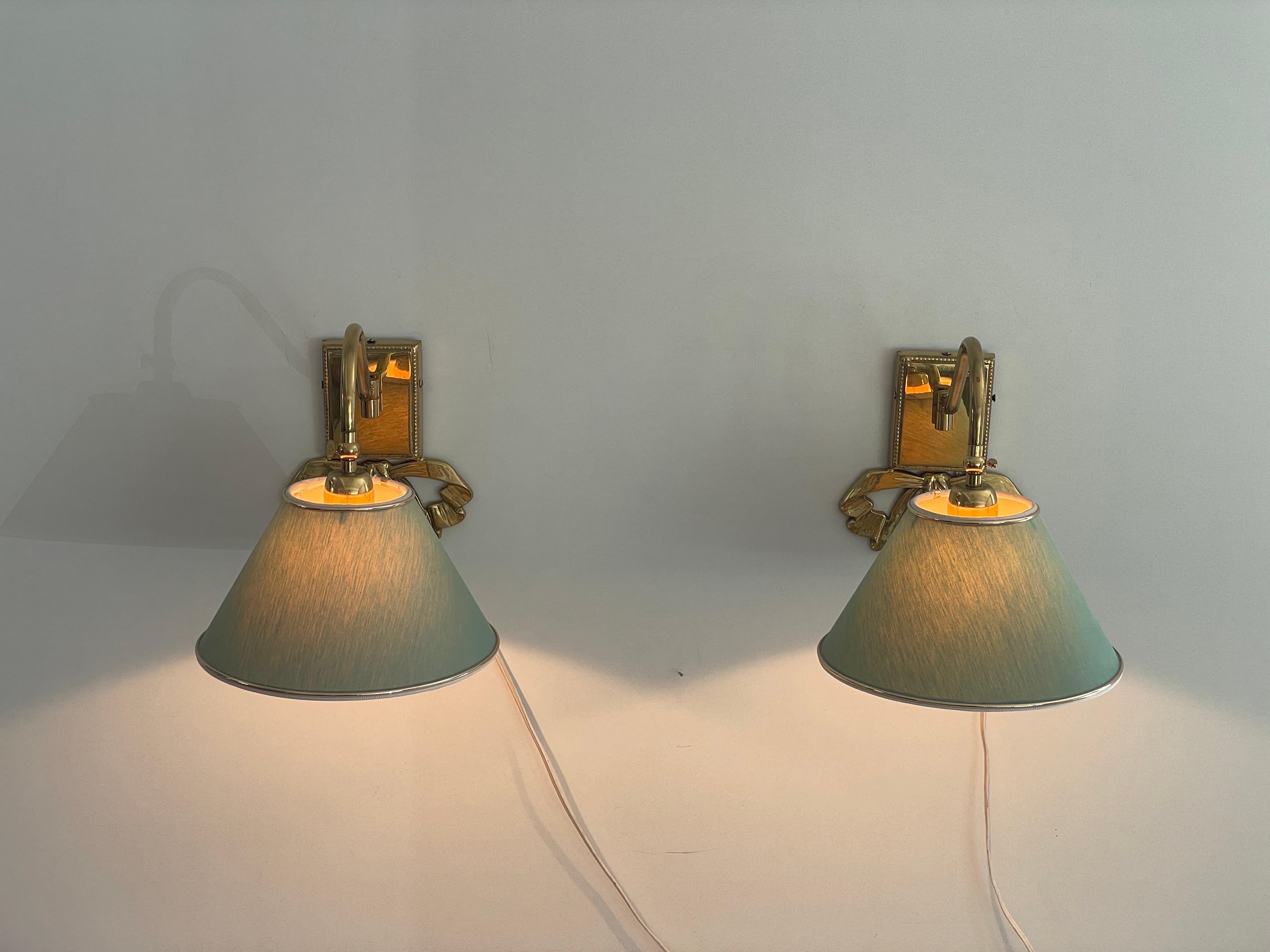 Ottone Coppia di lampade moderne di metà secolo con paralume in tessuto verde e ottone, anni '60, Italia in vendita