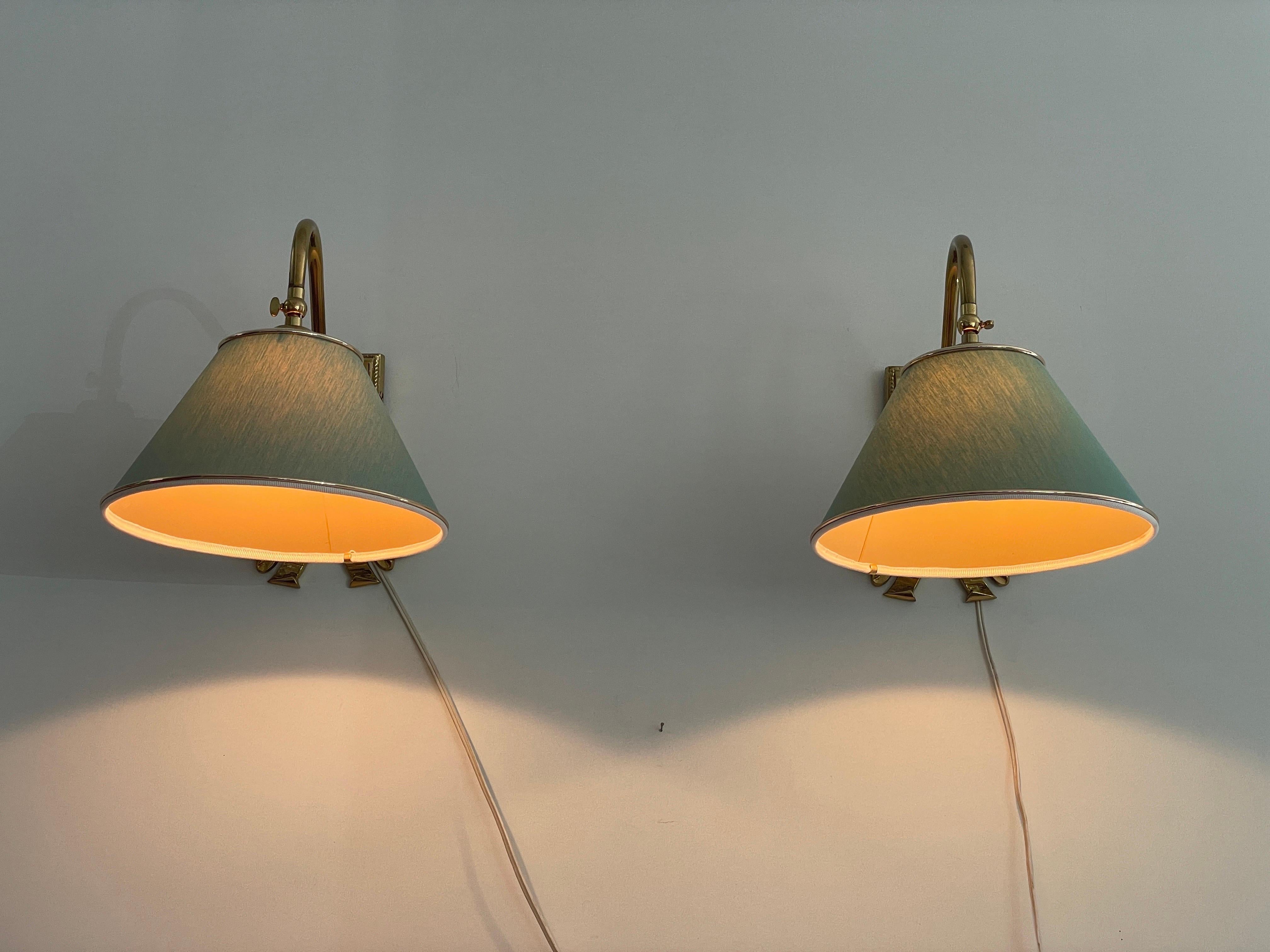 Coppia di lampade moderne di metà secolo con paralume in tessuto verde e ottone, anni '60, Italia in vendita 1