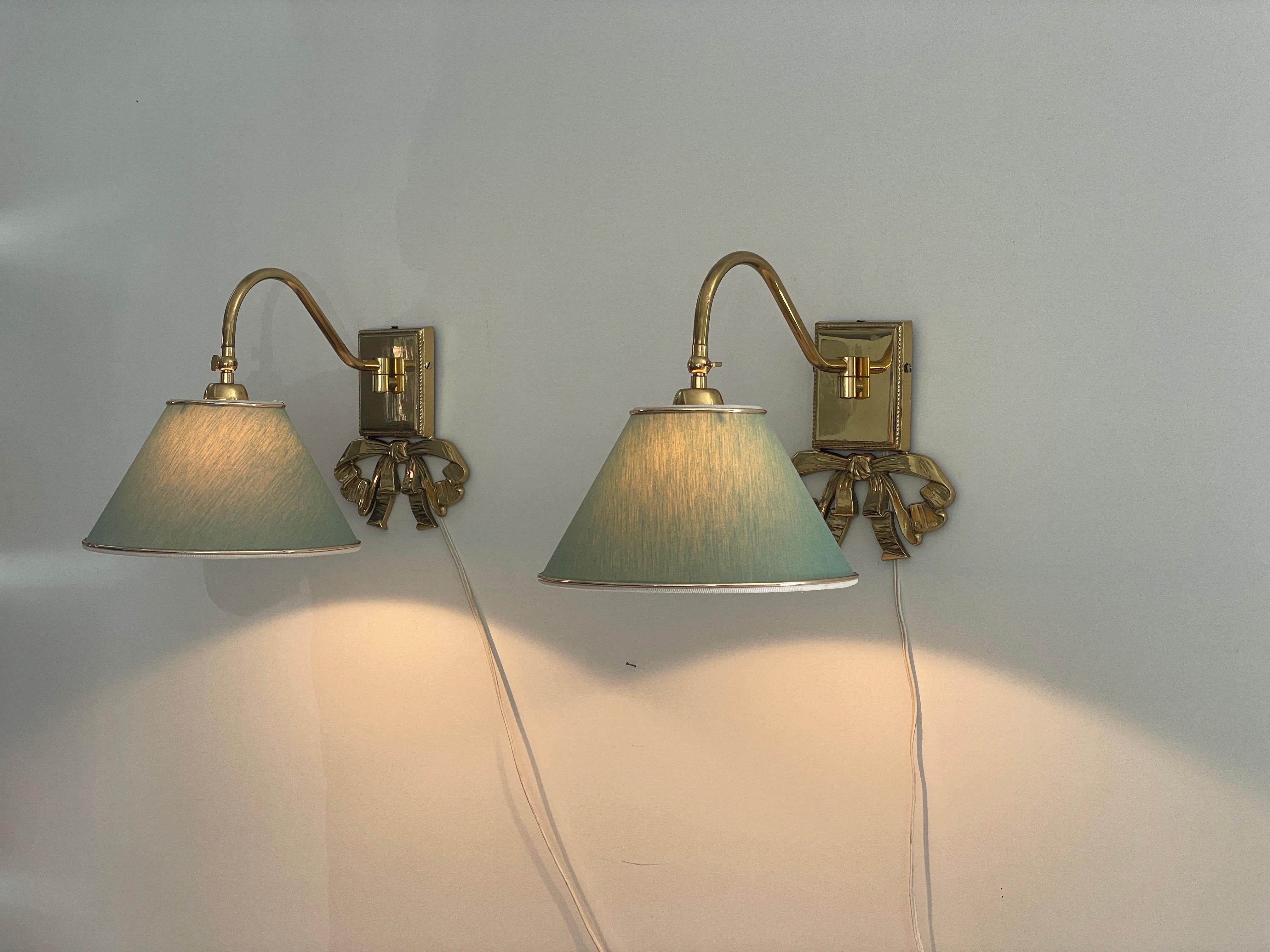 Coppia di lampade moderne di metà secolo con paralume in tessuto verde e ottone, anni '60, Italia in vendita 2