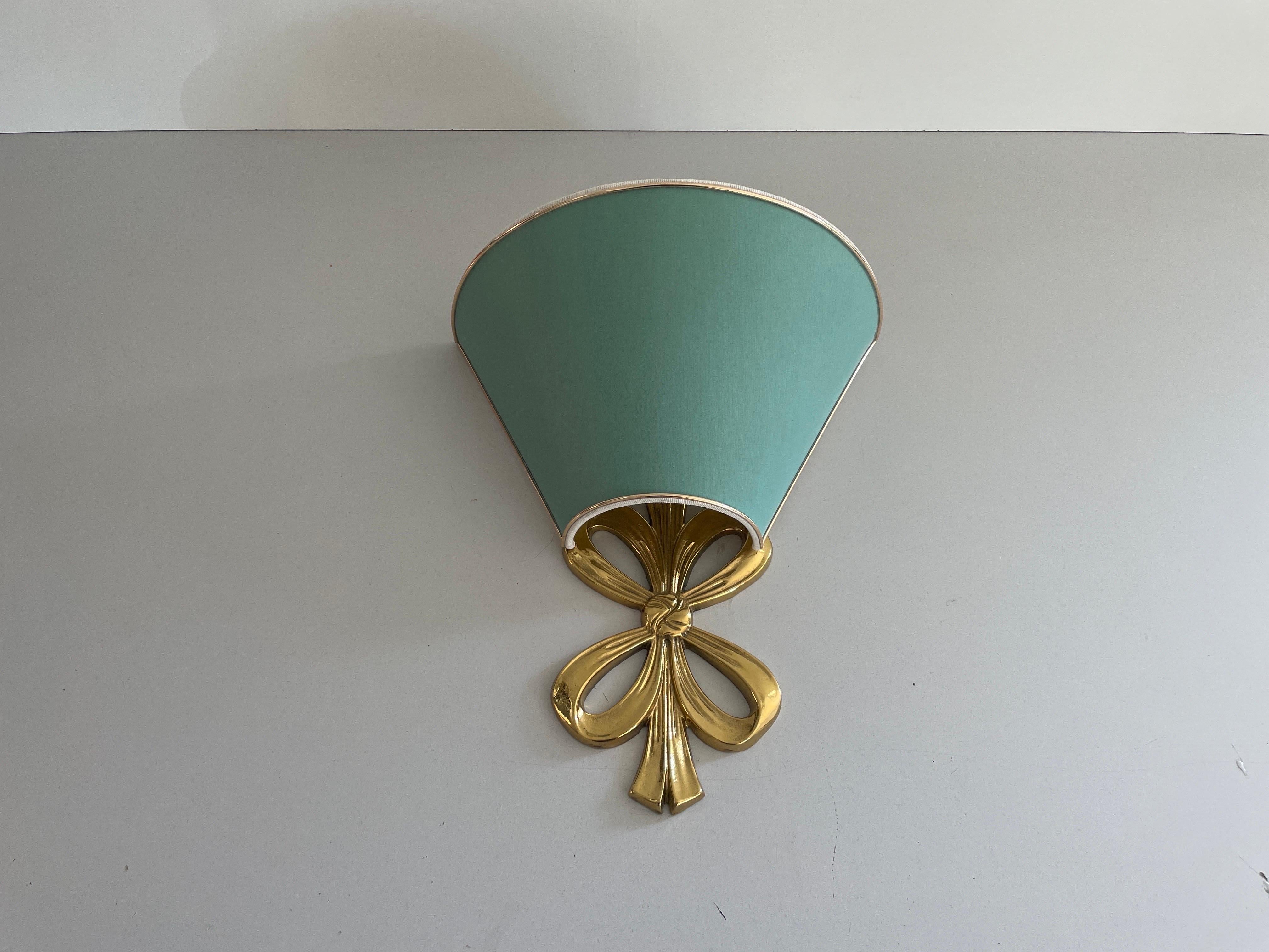 Scontrino singolo in ottone e paralume in tessuto verde, 1960, Italia

Design minimalista
Qualità molto elevata.
Completamente funzionante.

Le lampade sono in ottime condizioni vintage.
Usura coerente con l'età e l'uso

Questa lampada funziona con