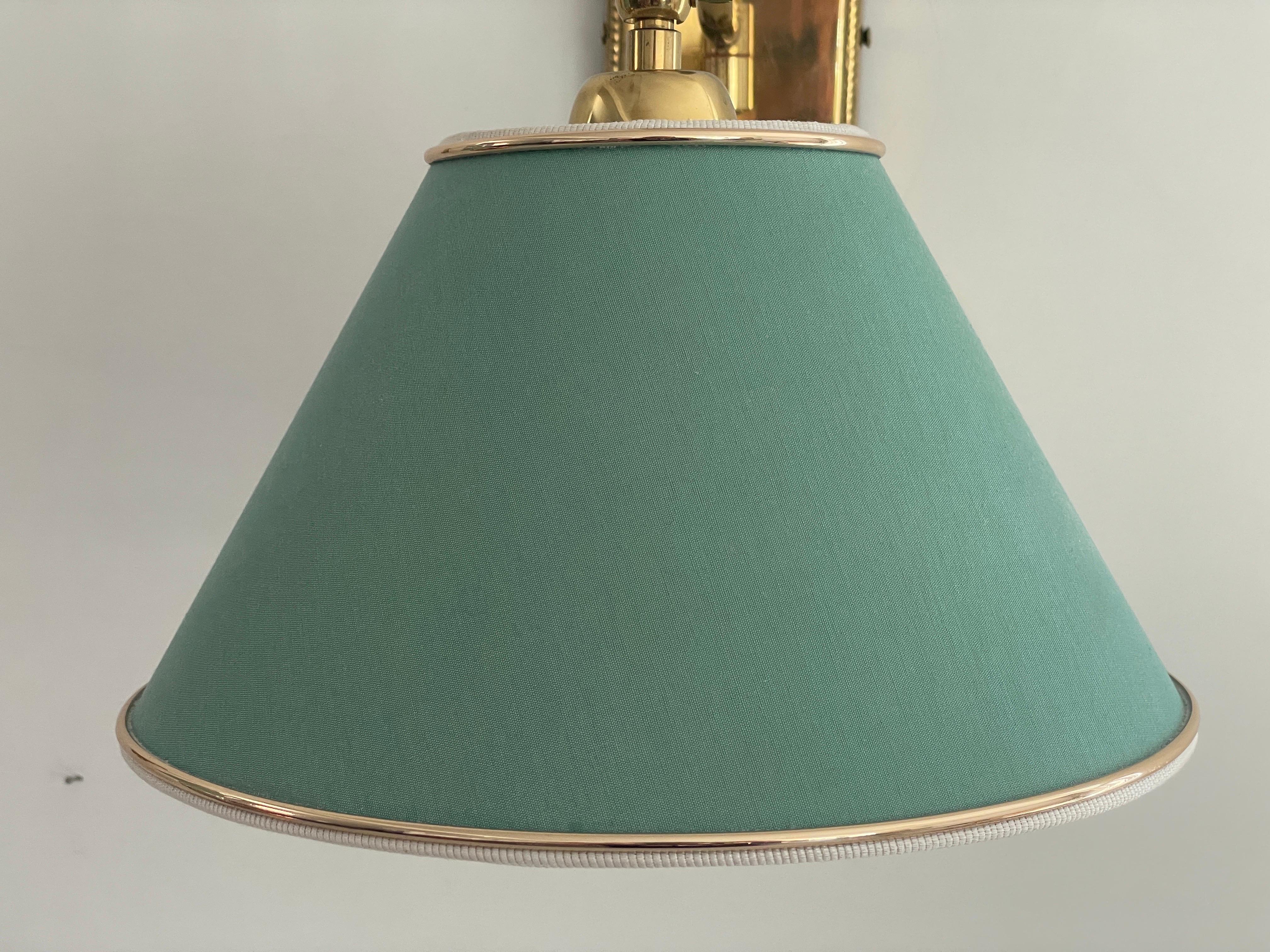 Metà XX secolo Scontrino singolo in ottone e paralume in tessuto verde, 1960, Italia in vendita