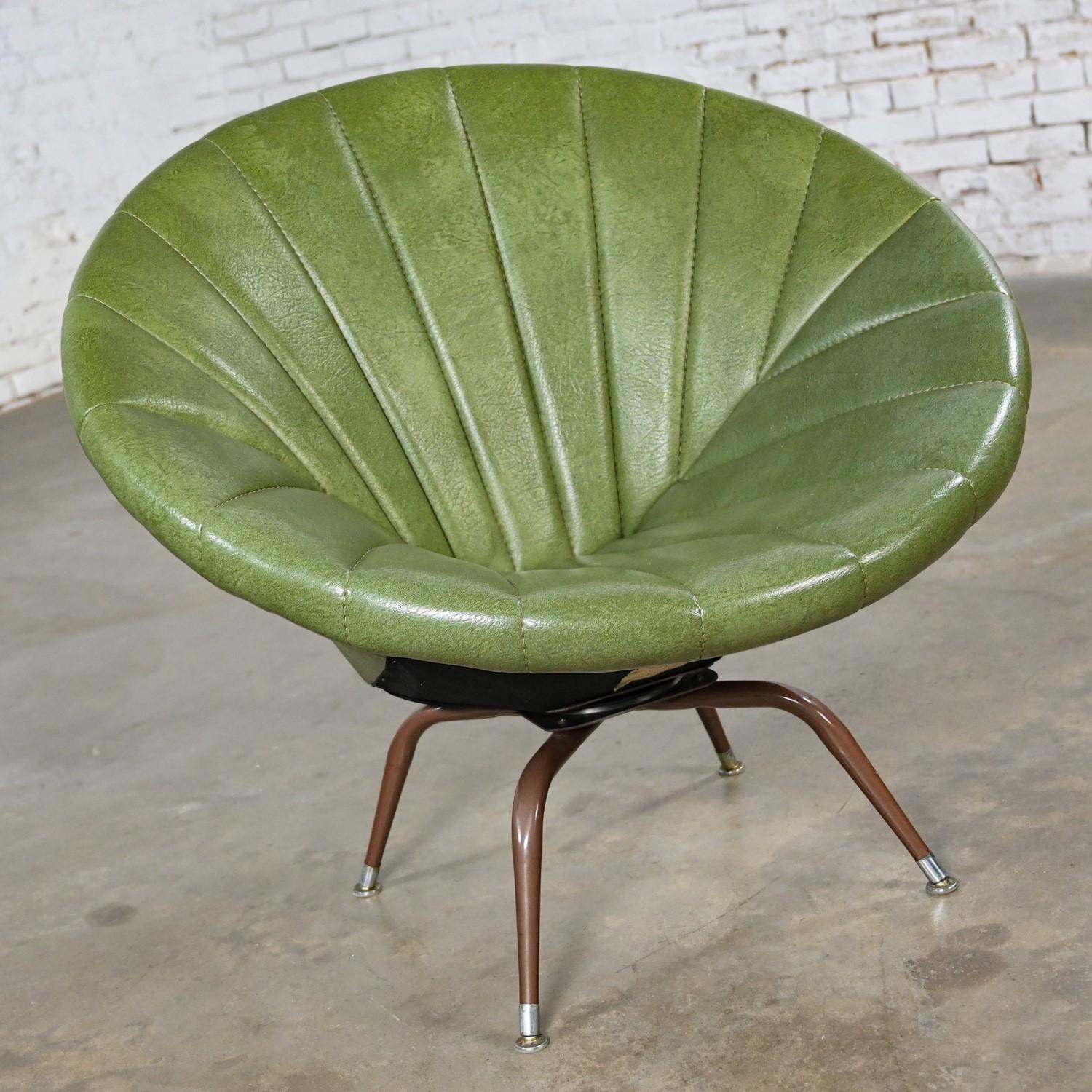 Awesome vintage Mid Century Modern Whillock Mfg. Co. green faux leather tub or saucer style swivel chair with copper toned metal leg base & chrome swivel feet with nylon inserts. Beautiful condition, keeping in mind that this is vintage and not new
