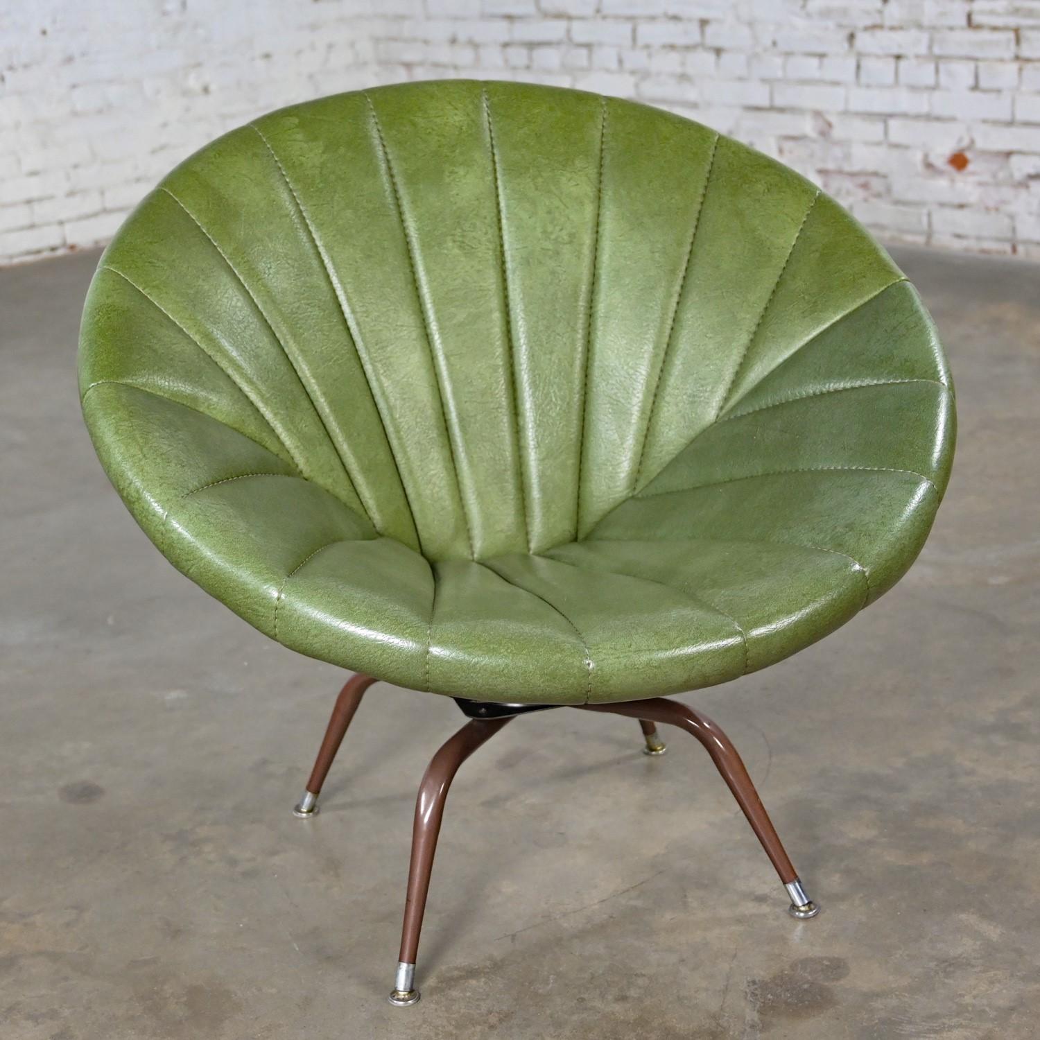 Mid Century Modern Green Faux Leather Tub or Saucer Swivel Chair with Metal Base In Good Condition In Topeka, KS