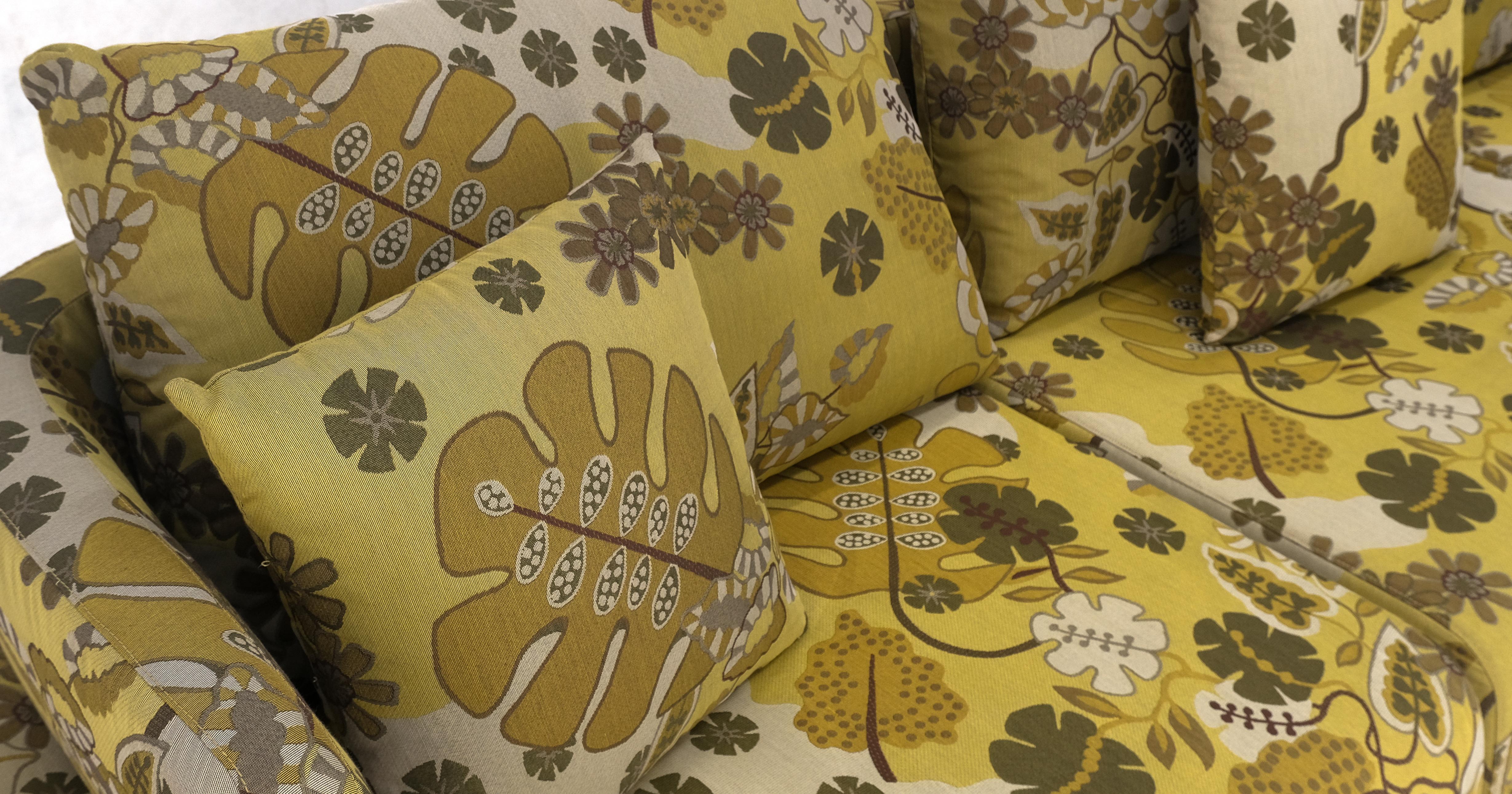 Canapé Low Sitter sur Plateforme avec tapisserie d'ameublement à motifs floraux Greene & Greene Modernity  en vente 3