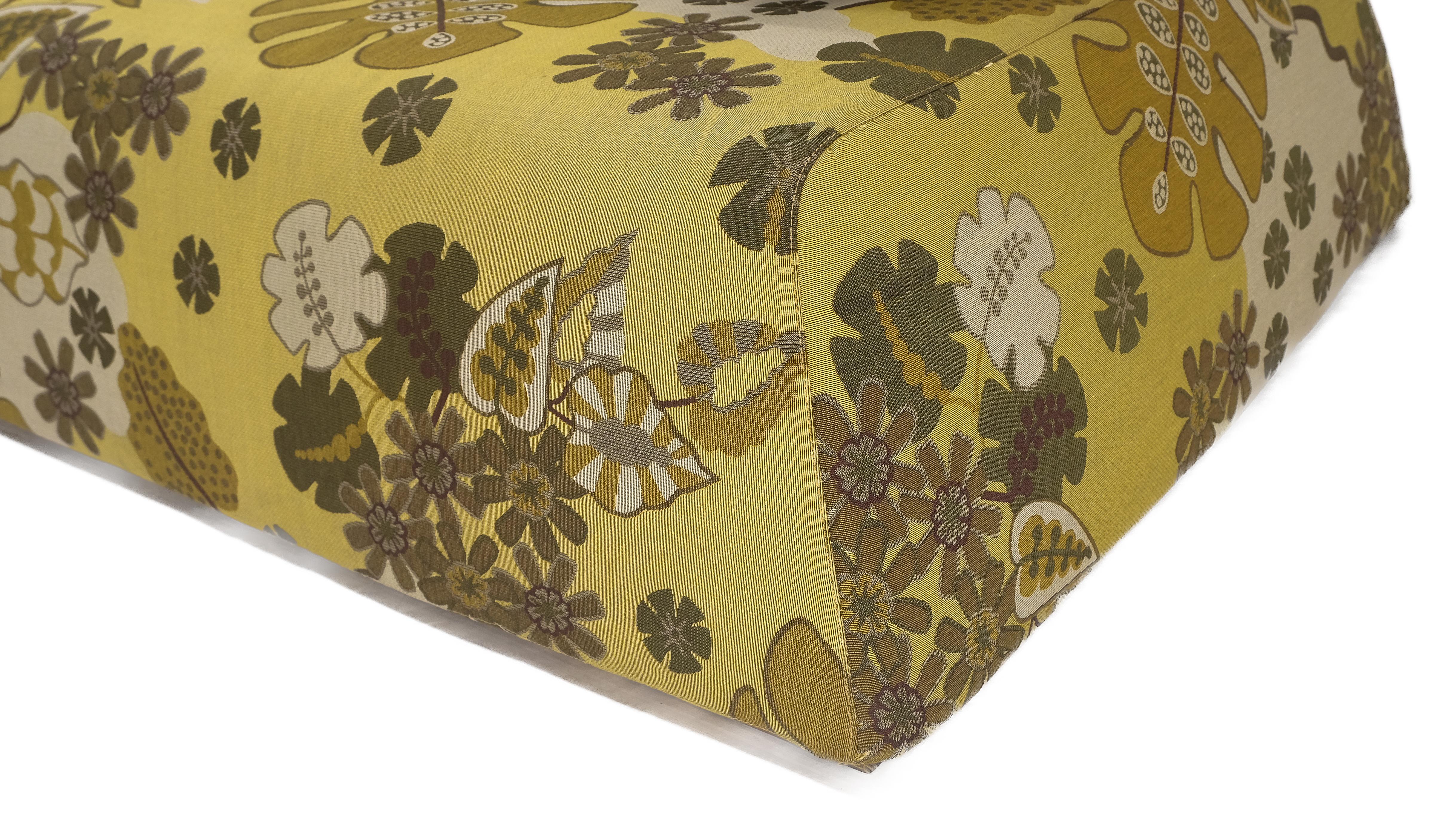 Canapé Low Sitter sur Plateforme avec tapisserie d'ameublement à motifs floraux Greene & Greene Modernity  en vente 4