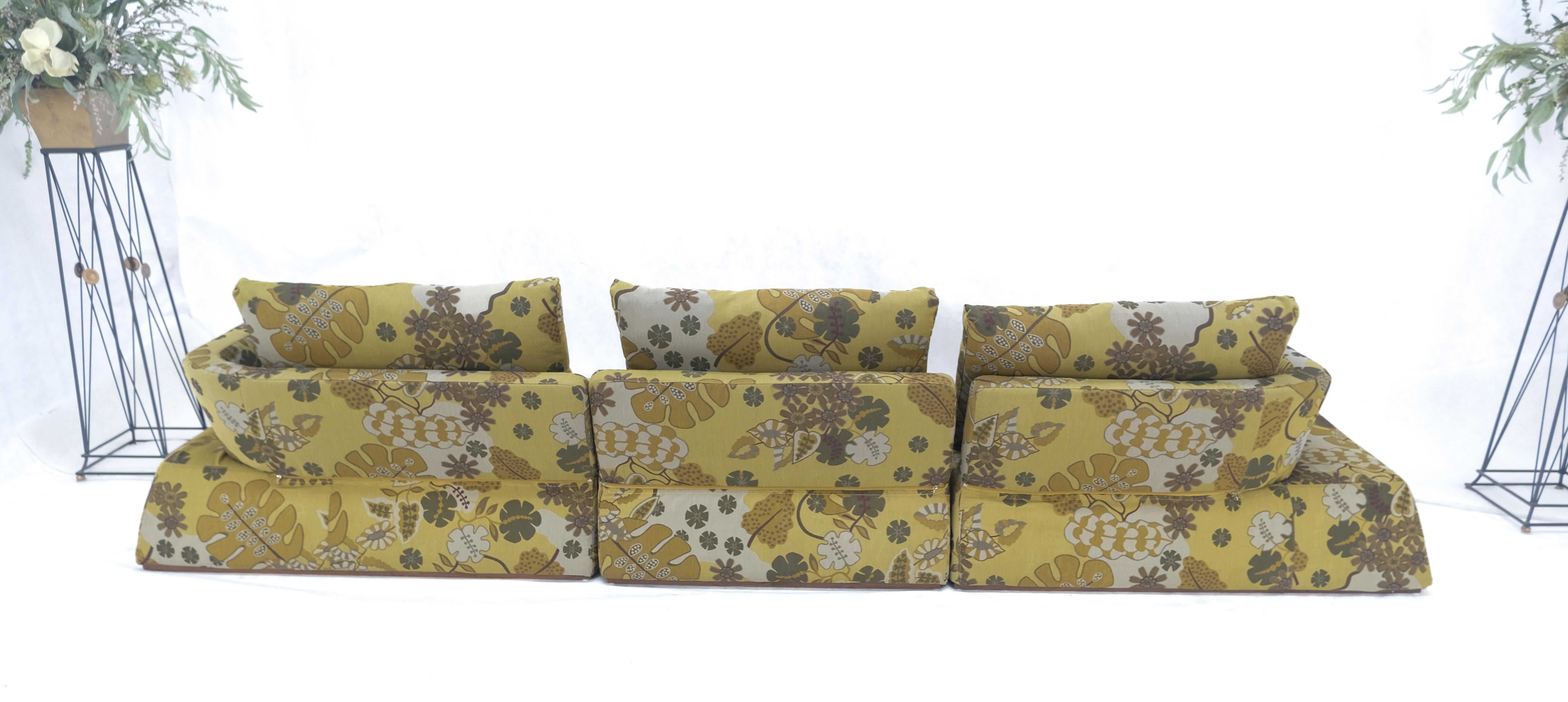 Canapé Low Sitter sur Plateforme avec tapisserie d'ameublement à motifs floraux Greene & Greene Modernity  en vente 5