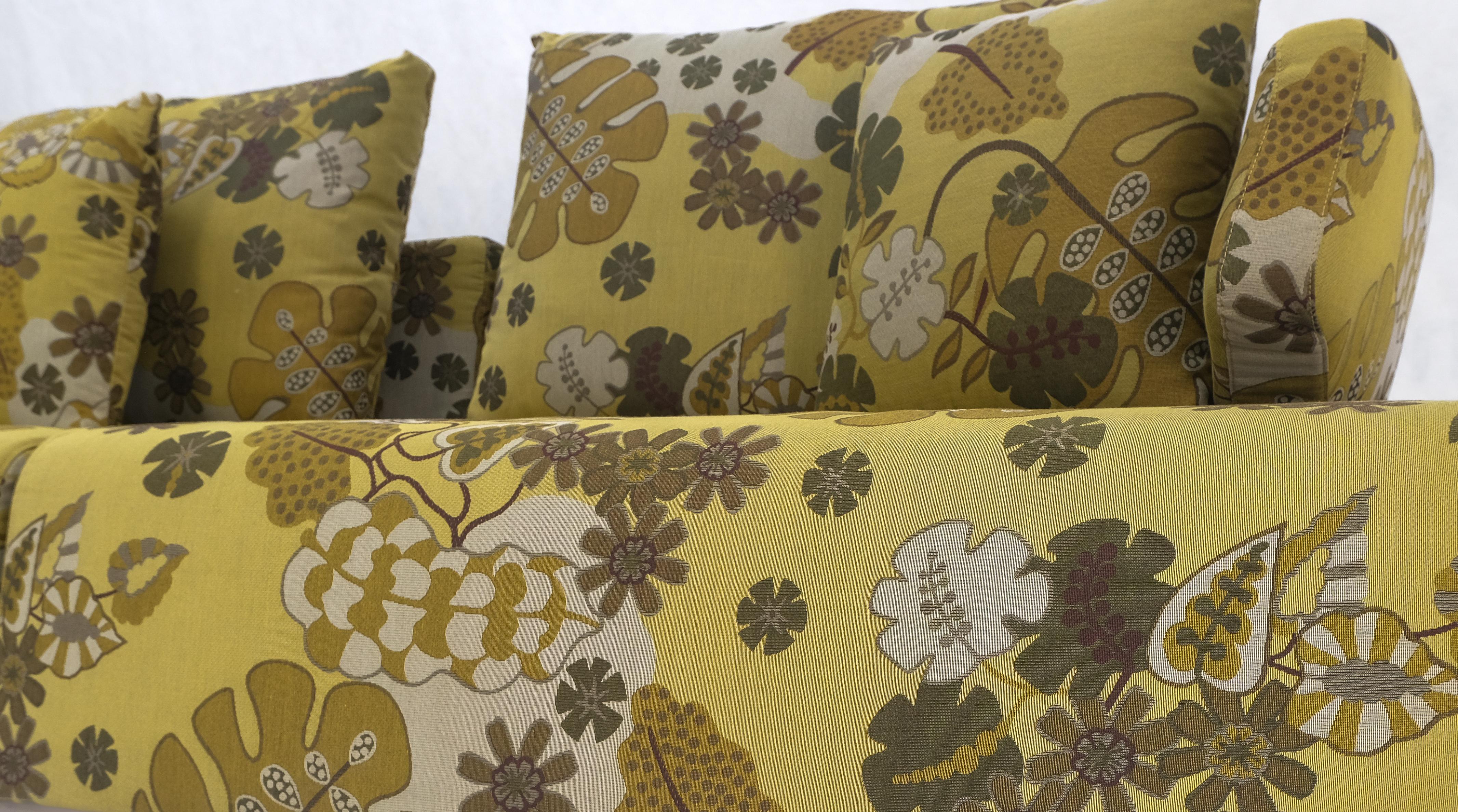 Canapé Low Sitter sur Plateforme avec tapisserie d'ameublement à motifs floraux Greene & Greene Modernity  en vente 6