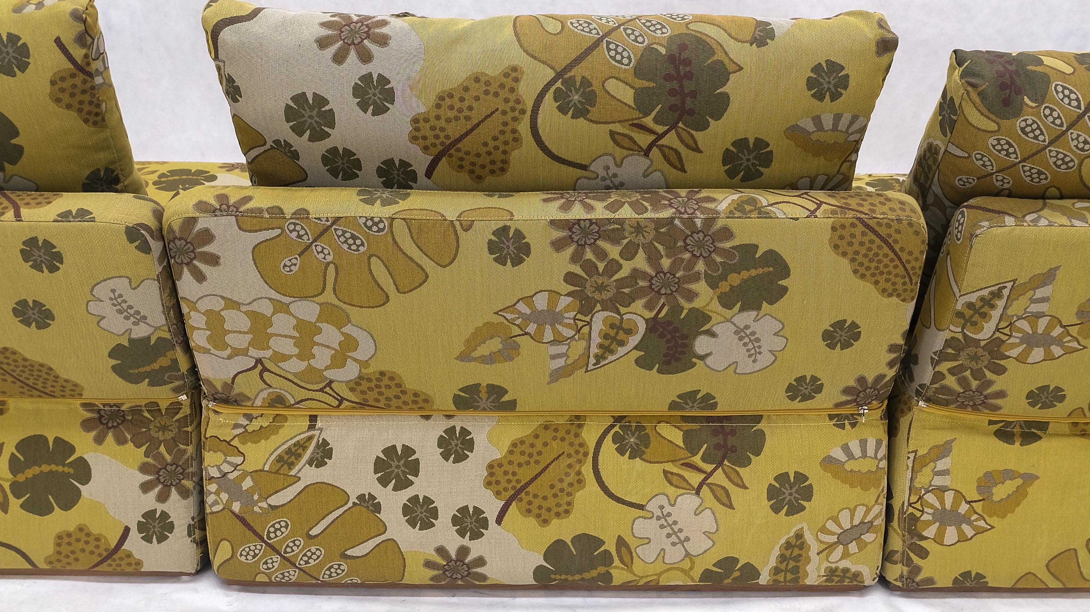 Canapé Low Sitter sur Plateforme avec tapisserie d'ameublement à motifs floraux Greene & Greene Modernity  en vente 7