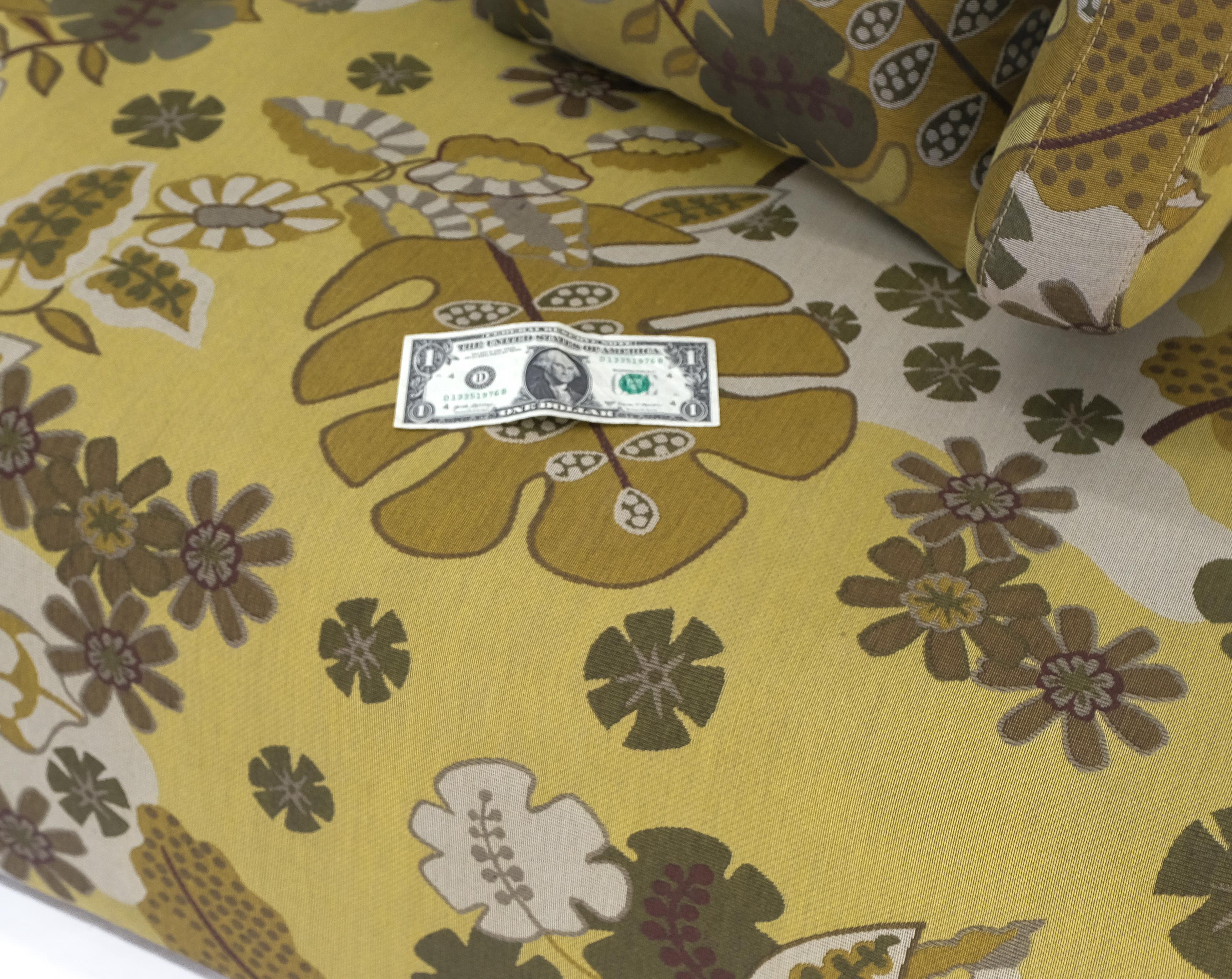 Canapé Low Sitter sur Plateforme avec tapisserie d'ameublement à motifs floraux Greene & Greene Modernity  en vente 9