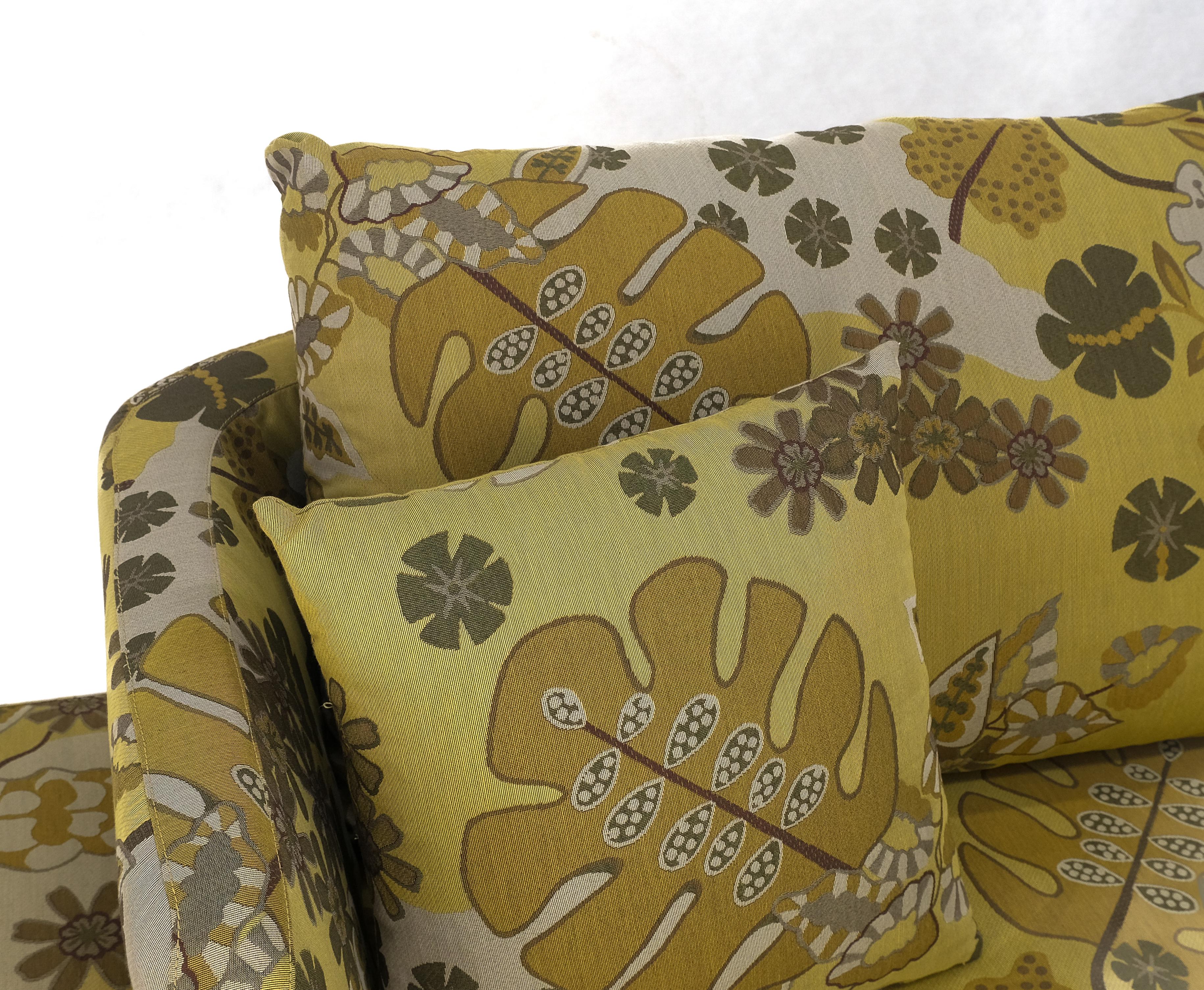 Canapé Low Sitter sur Plateforme avec tapisserie d'ameublement à motifs floraux Greene & Greene Modernity  Bon état - En vente à Rockaway, NJ
