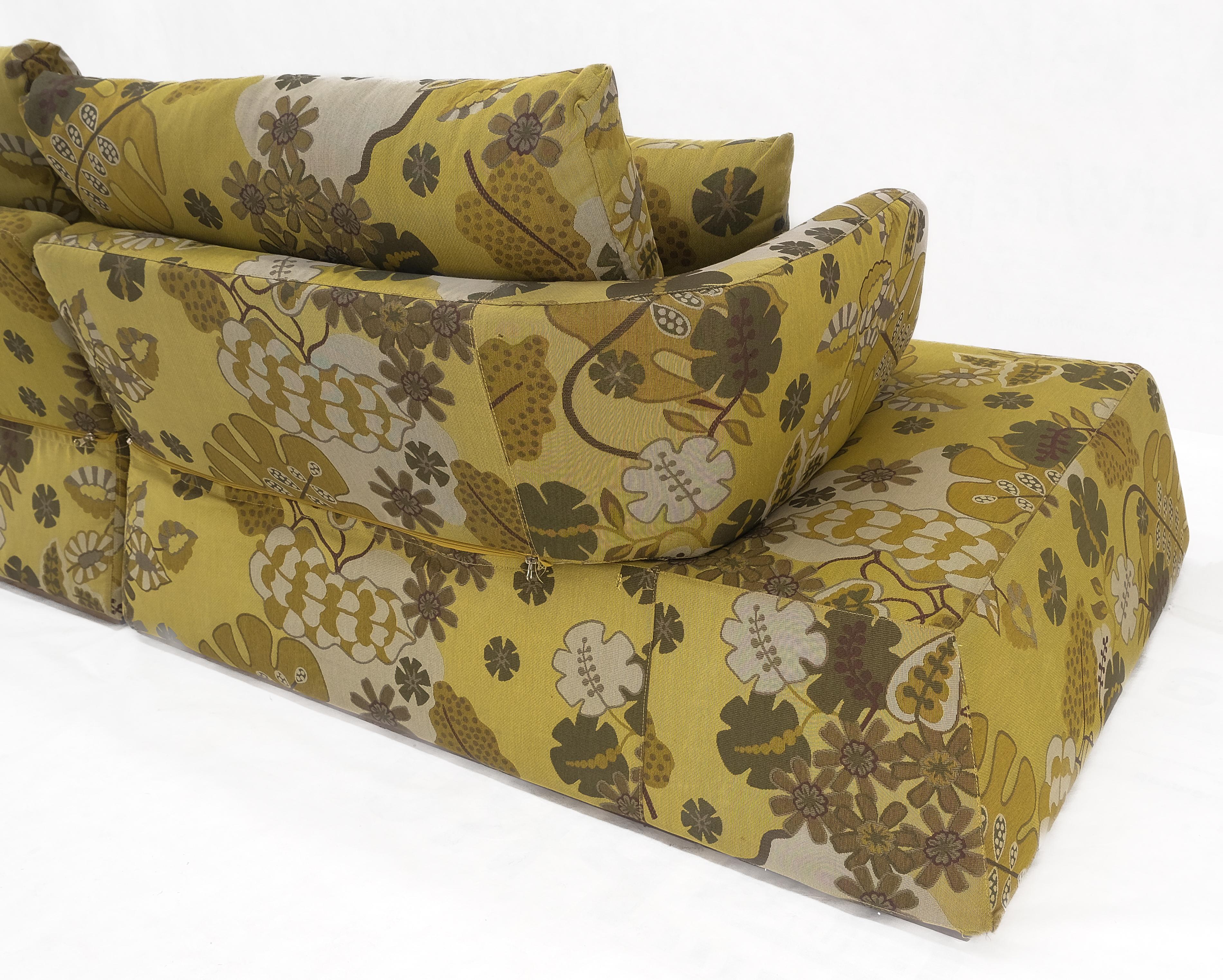 Tissu d'ameublement Canapé Low Sitter sur Plateforme avec tapisserie d'ameublement à motifs floraux Greene & Greene Modernity  en vente