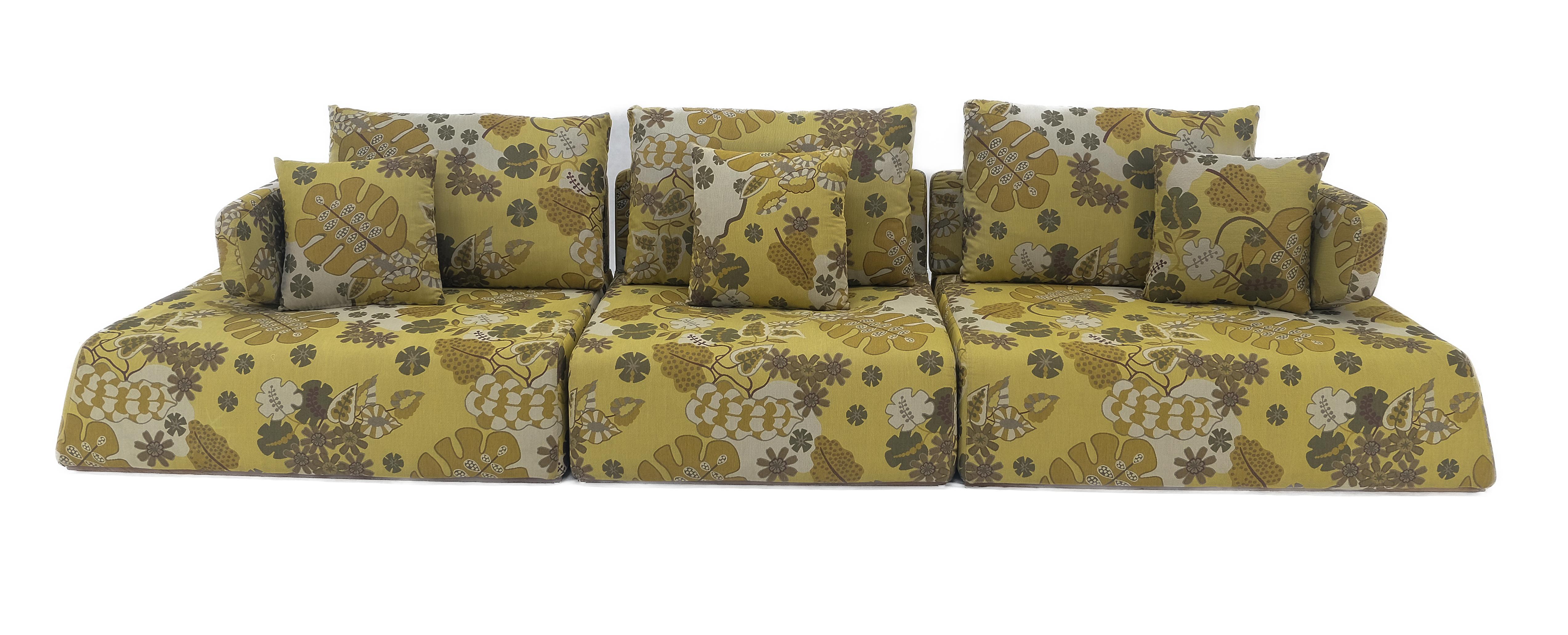 Canapé Low Sitter sur Plateforme avec tapisserie d'ameublement à motifs floraux Greene & Greene Modernity  en vente 2