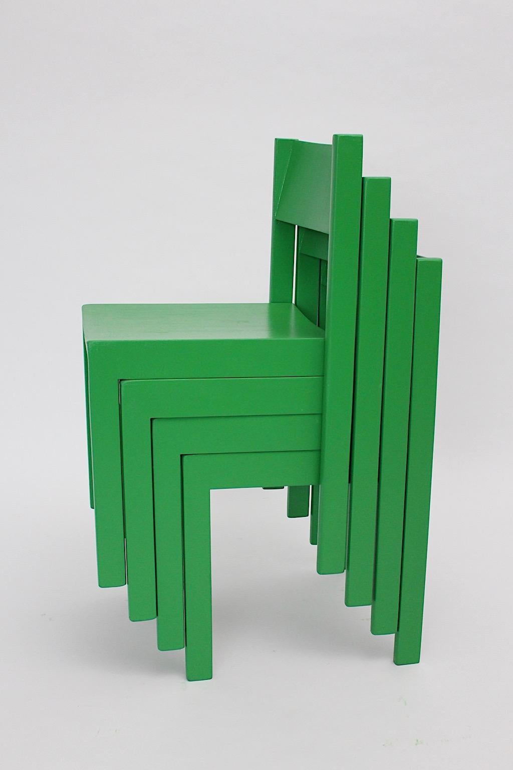Mid Century Modern vintage Esszimmerstühle oder Stühle aus grün lackierter Buche und Sperrholz 1950er Jahre Österreich.
Verspielte kräftige grüne Farbe und klares Design, beide Eigenschaften sind im Aussehen von diesen Esszimmerstühlen oder Stühlen