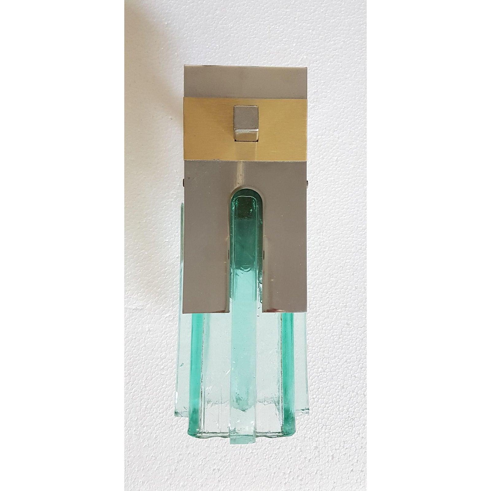 One pair of small Mid-Century Modern geometric wall sconces, Gaetano Sciolari style, Italy, circa 1970.
The wall lights are made of quality chrome, brass and thick light green glass nesting the light bulb.
1 light each, rewired for the US.
Good