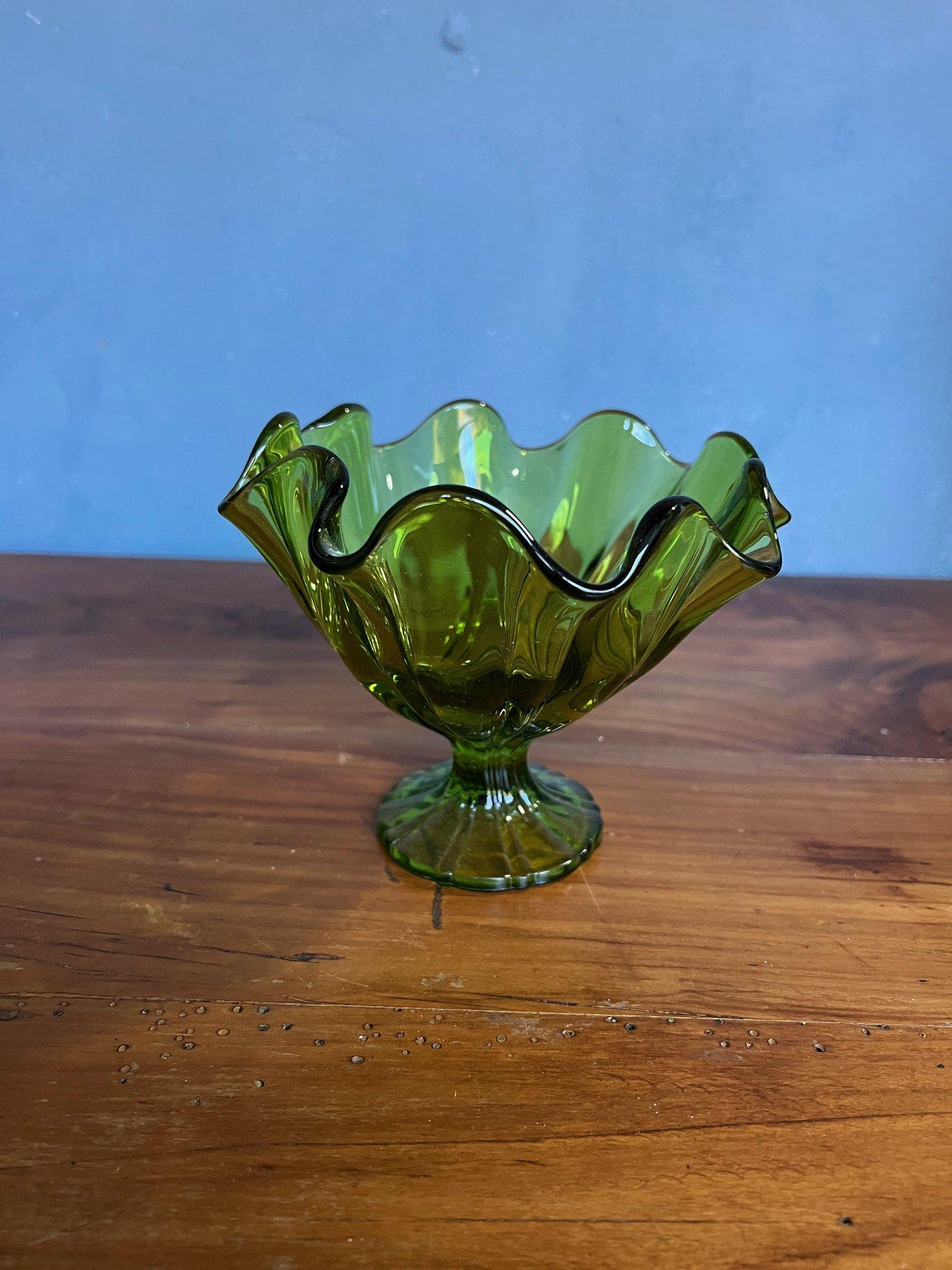 Mid-Century Modern Green Glass Coupe by Viking In Good Condition For Sale In Buchanan, NY