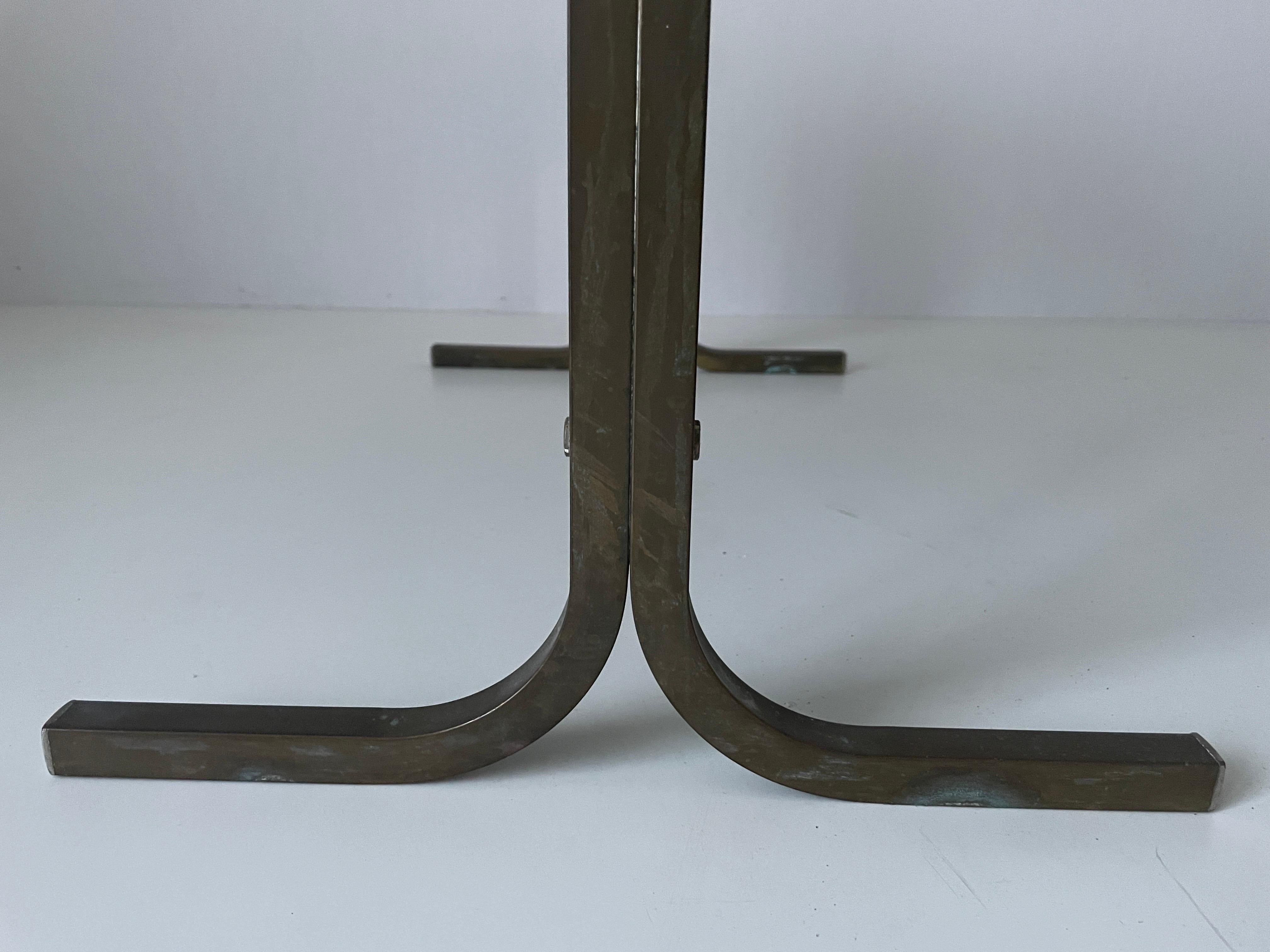 Paire de tables d'appoint en laiton et plateau de verre vert, The Moderns Modernity, années 1950, Italie en vente 5