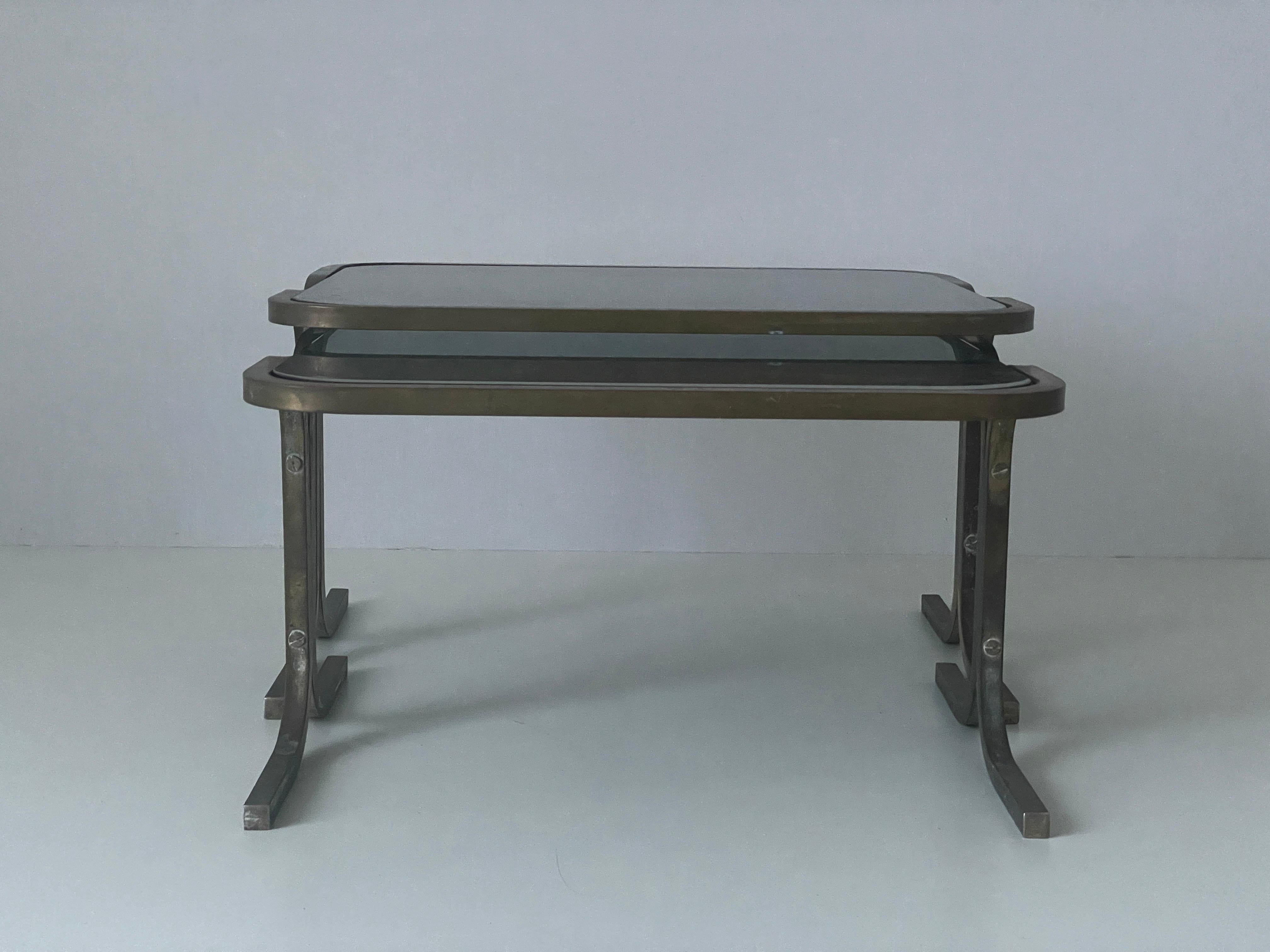 Paire de tables d'appoint en laiton et plateau de verre vert, The Moderns Modernity, années 1950, Italie

Mesures :

Bigli :
62 cm x 49 cm, hauteur : 35 cm
Petit :
56 cm x 49 cm, hauteur : 32 cm

N'hésitez pas à nous contacter si vous avez des