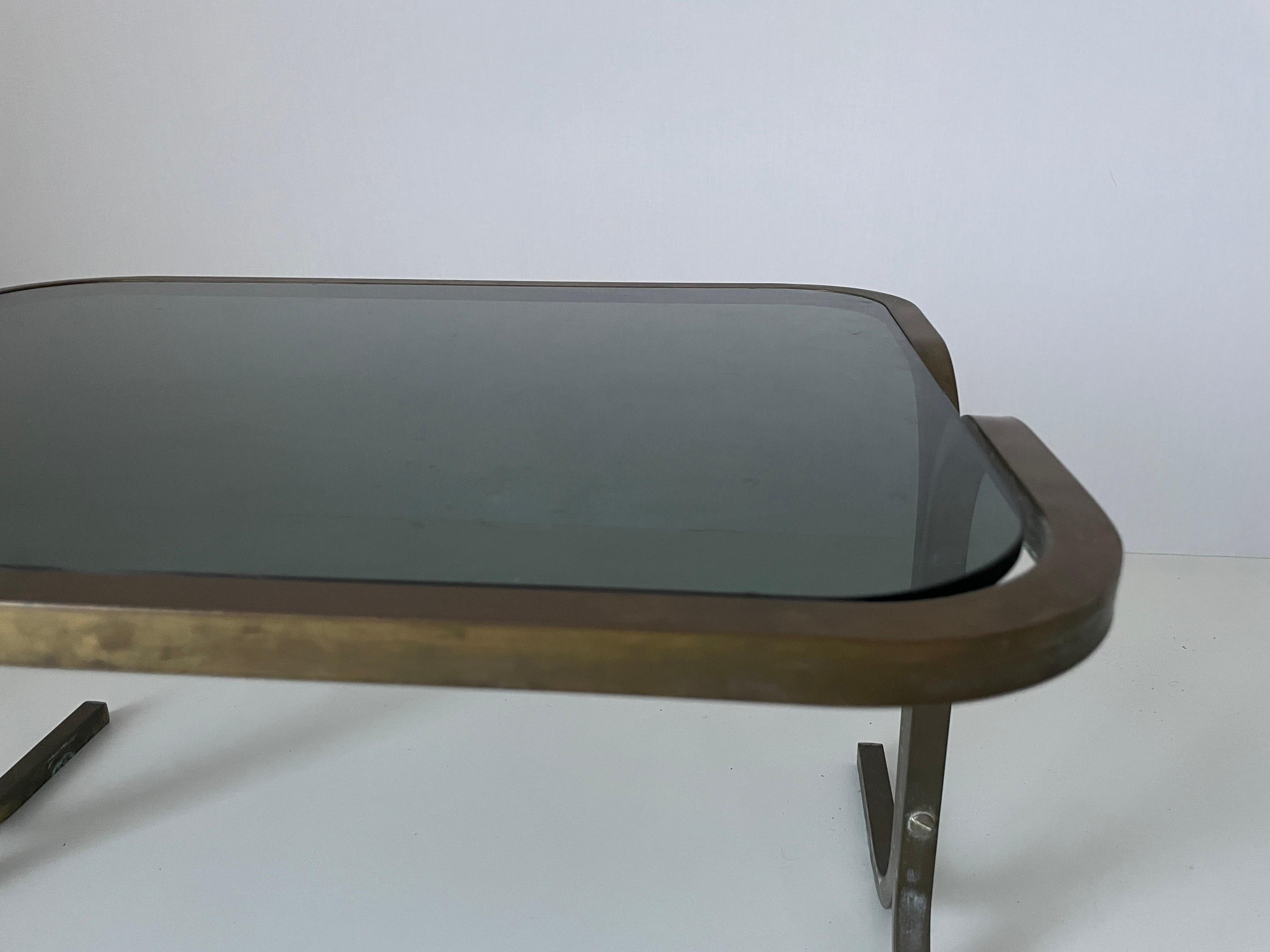Paire de tables d'appoint en laiton et plateau de verre vert, The Moderns Modernity, années 1950, Italie en vente 14