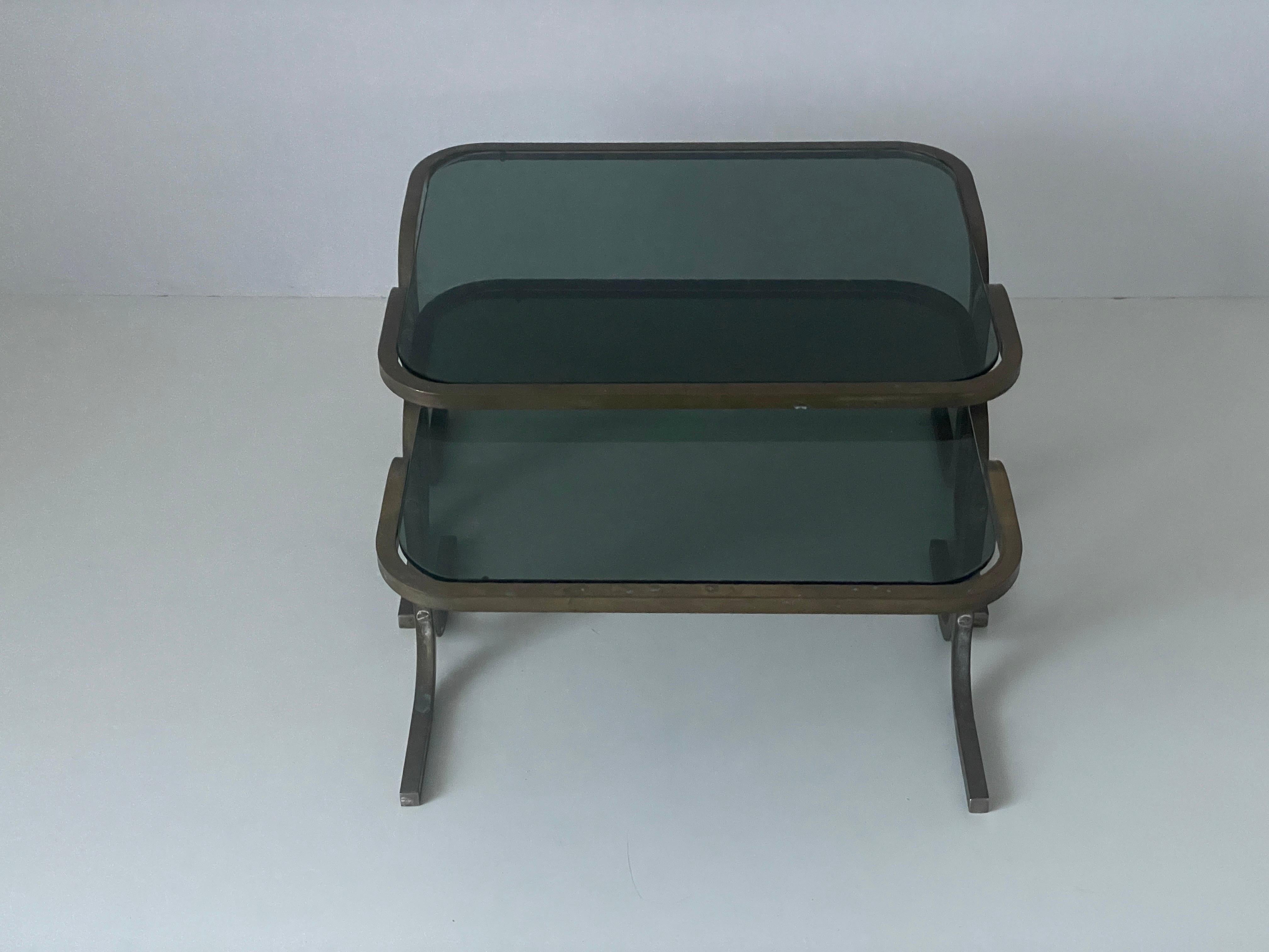 Mid-Century Modern Paire de tables d'appoint en laiton et plateau de verre vert, The Moderns Modernity, années 1950, Italie en vente