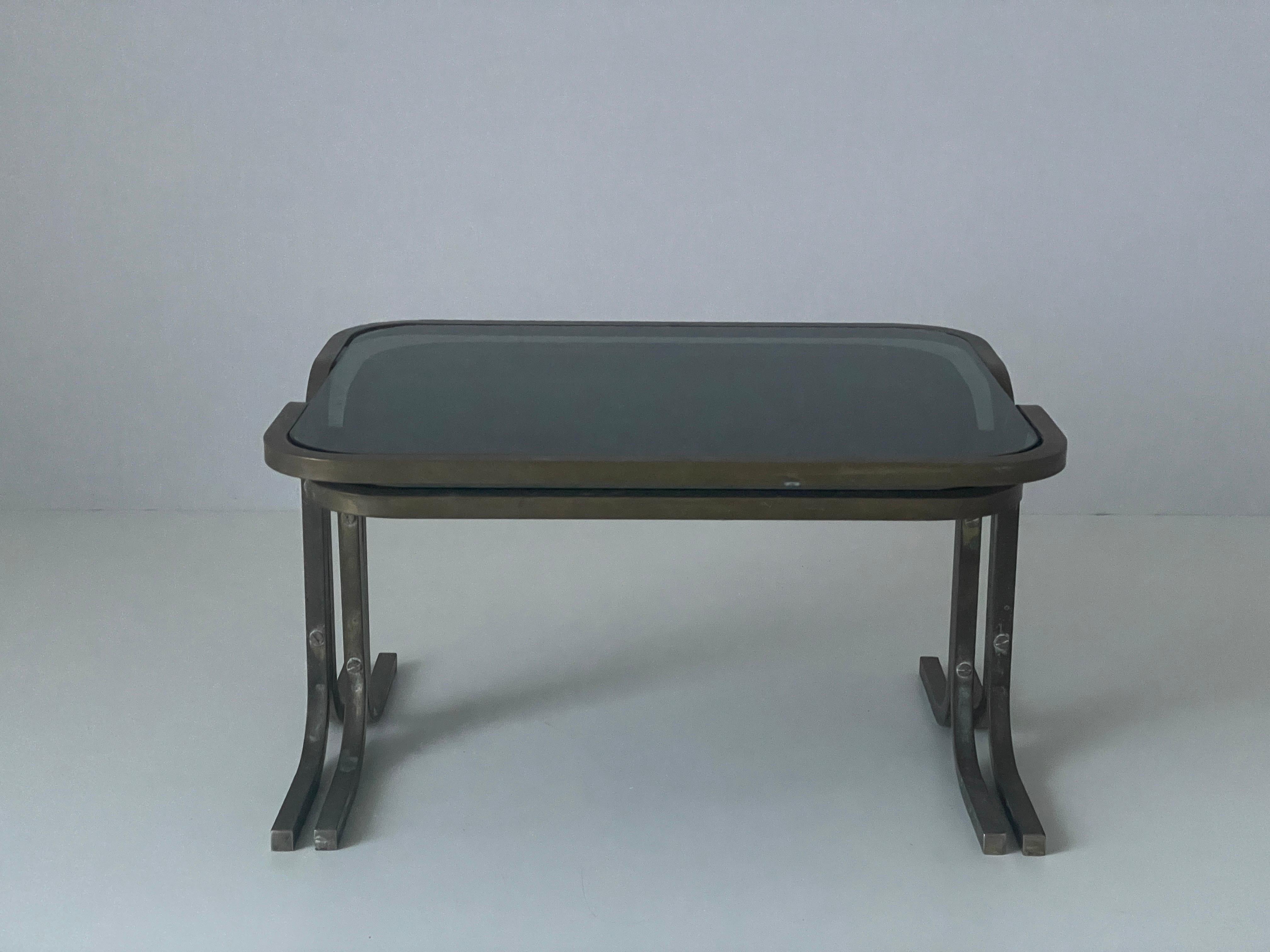 Paire de tables d'appoint en laiton et plateau de verre vert, The Moderns Modernity, années 1950, Italie Excellent état - En vente à Hagenbach, DE
