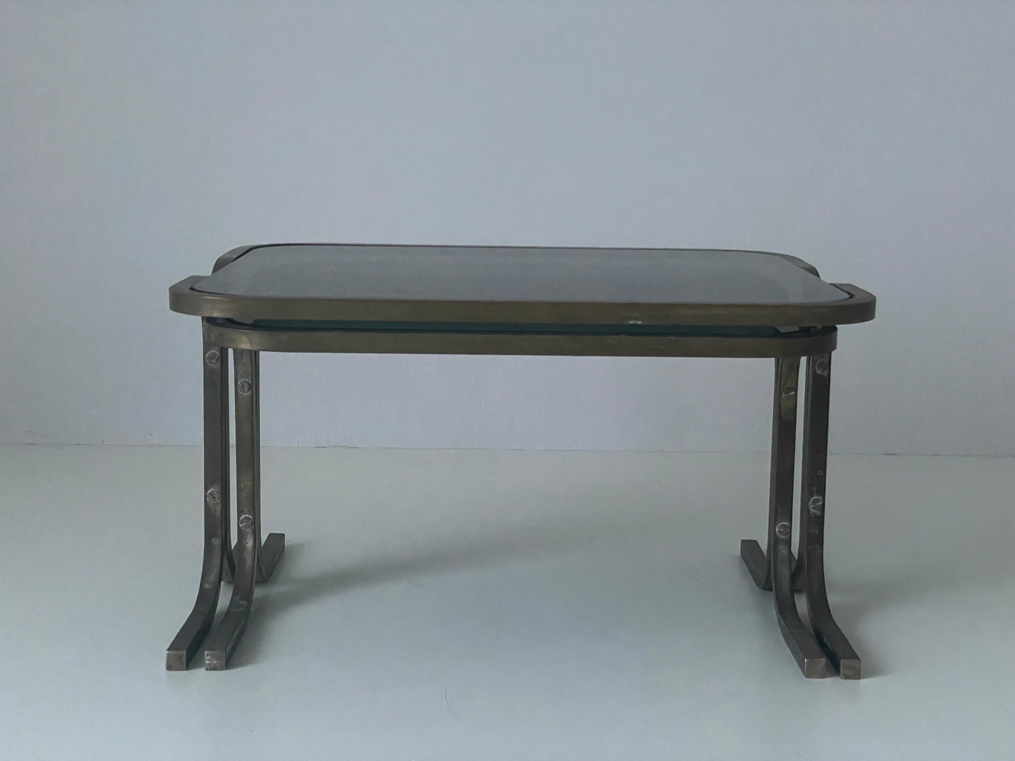Milieu du XXe siècle Paire de tables d'appoint en laiton et plateau de verre vert, The Moderns Modernity, années 1950, Italie en vente