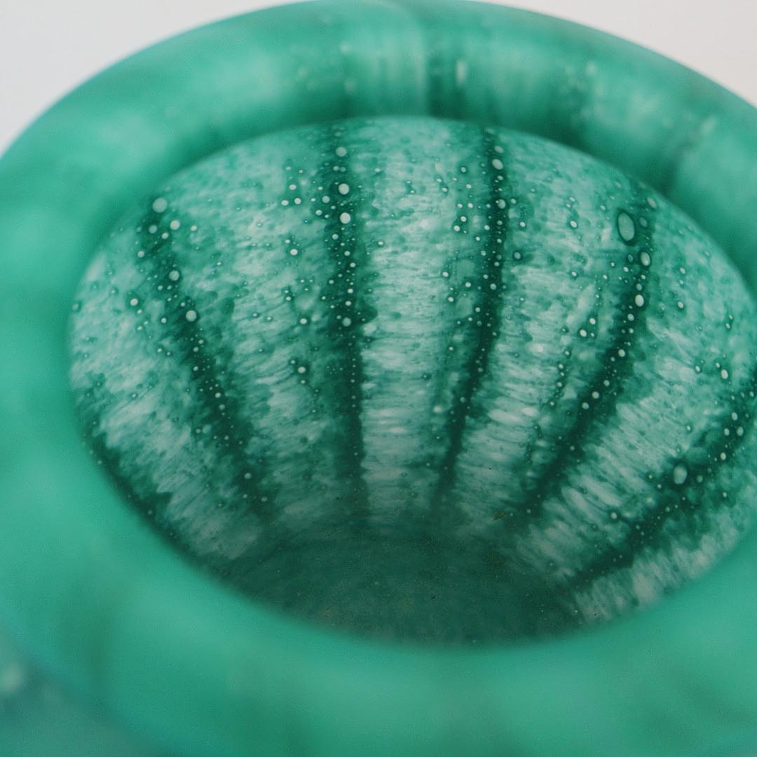 Vase en verre moderne du milieu du siècle dernier de Peill & Putzler Glasshütte Düren. Magnifique vase bas soufflé à la main, de forme balustre. Les différentes nuances de verre vert créent une pièce ludique, mais classique. 