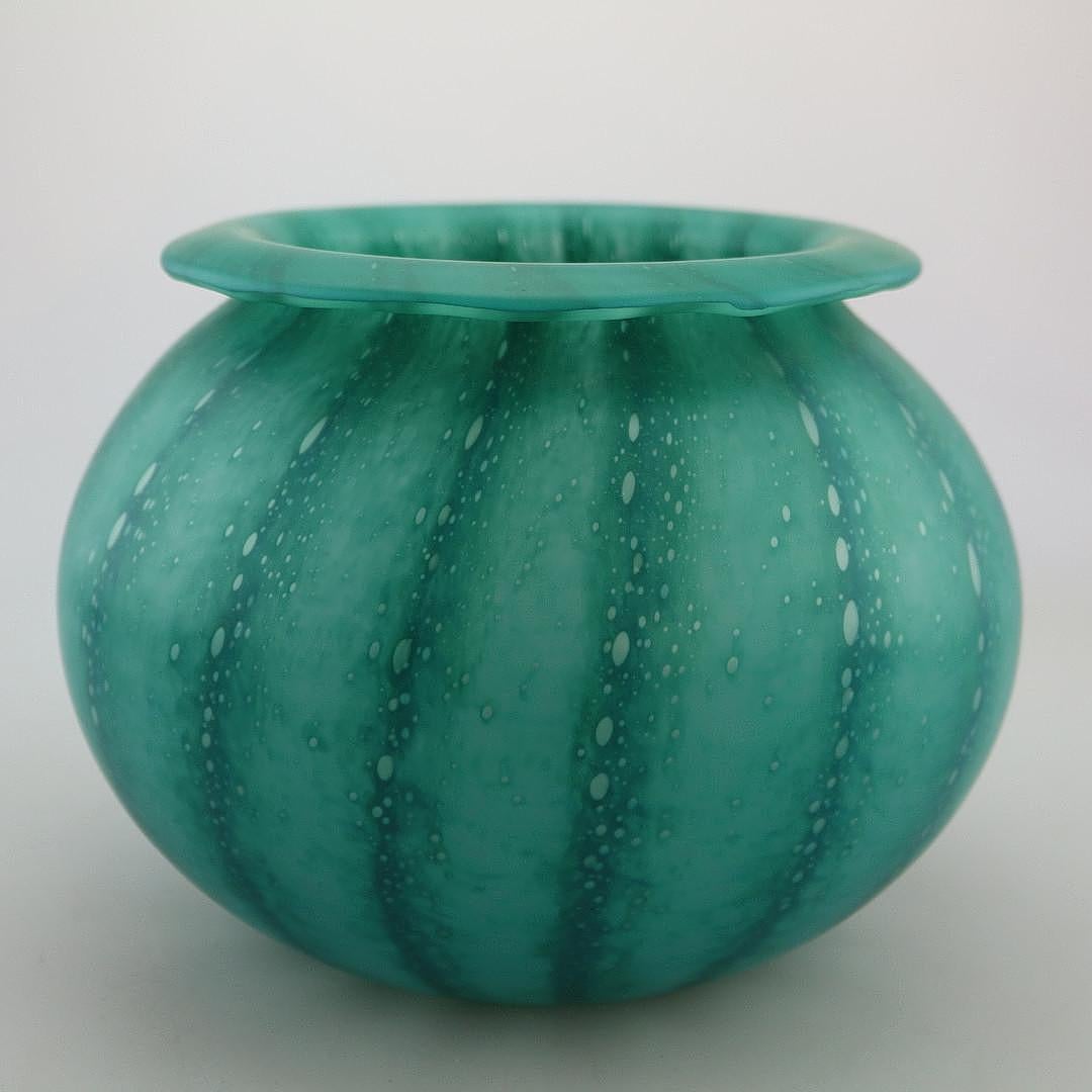 Allemand Vase en verre vert moderne du milieu du siècle dernier de Peill &. Putzler, Allemagne, années 1960