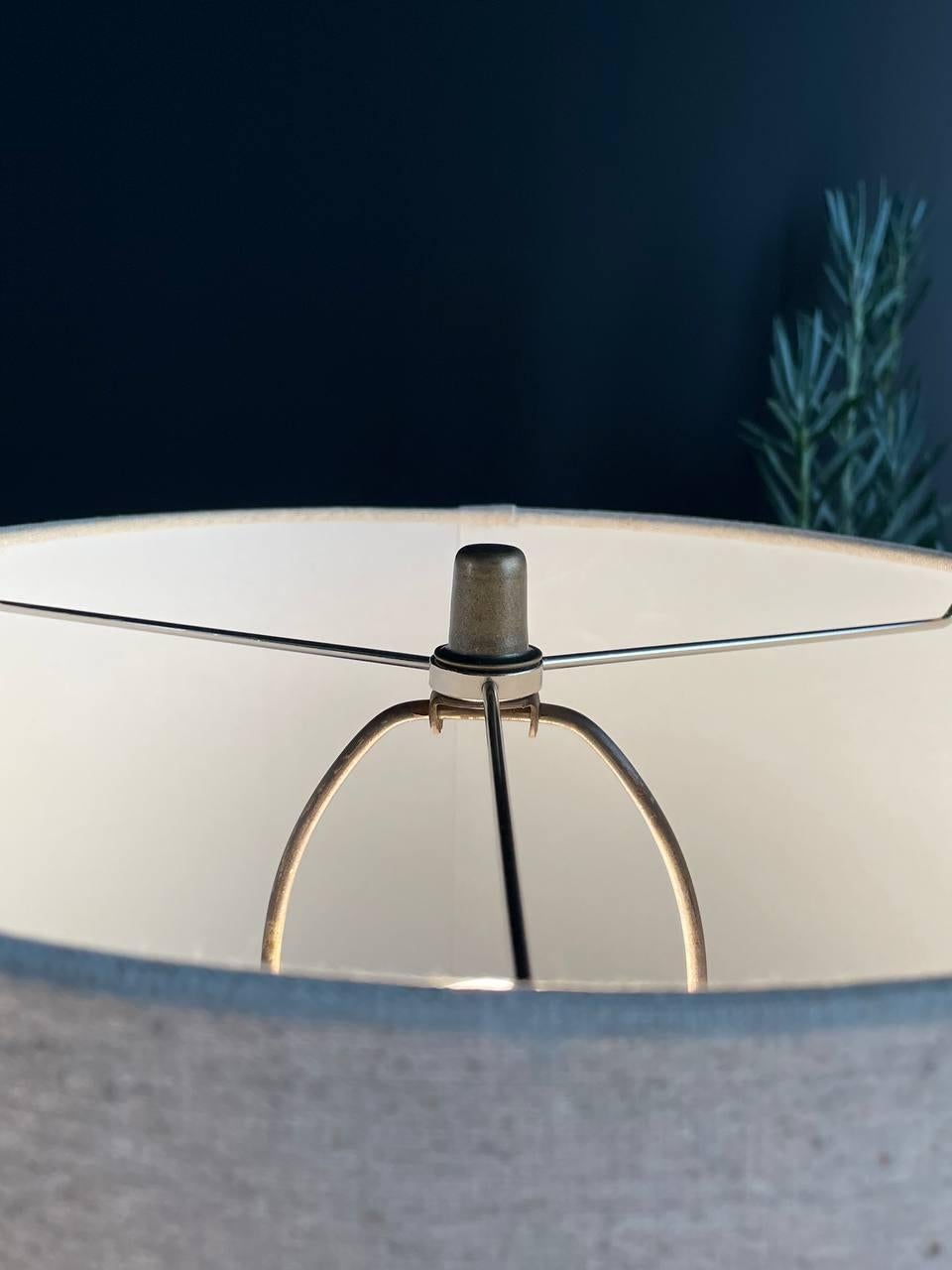 Lámparas de mesa de cerámica esmaltada verde modernas de mediados de siglo Estadounidense en venta