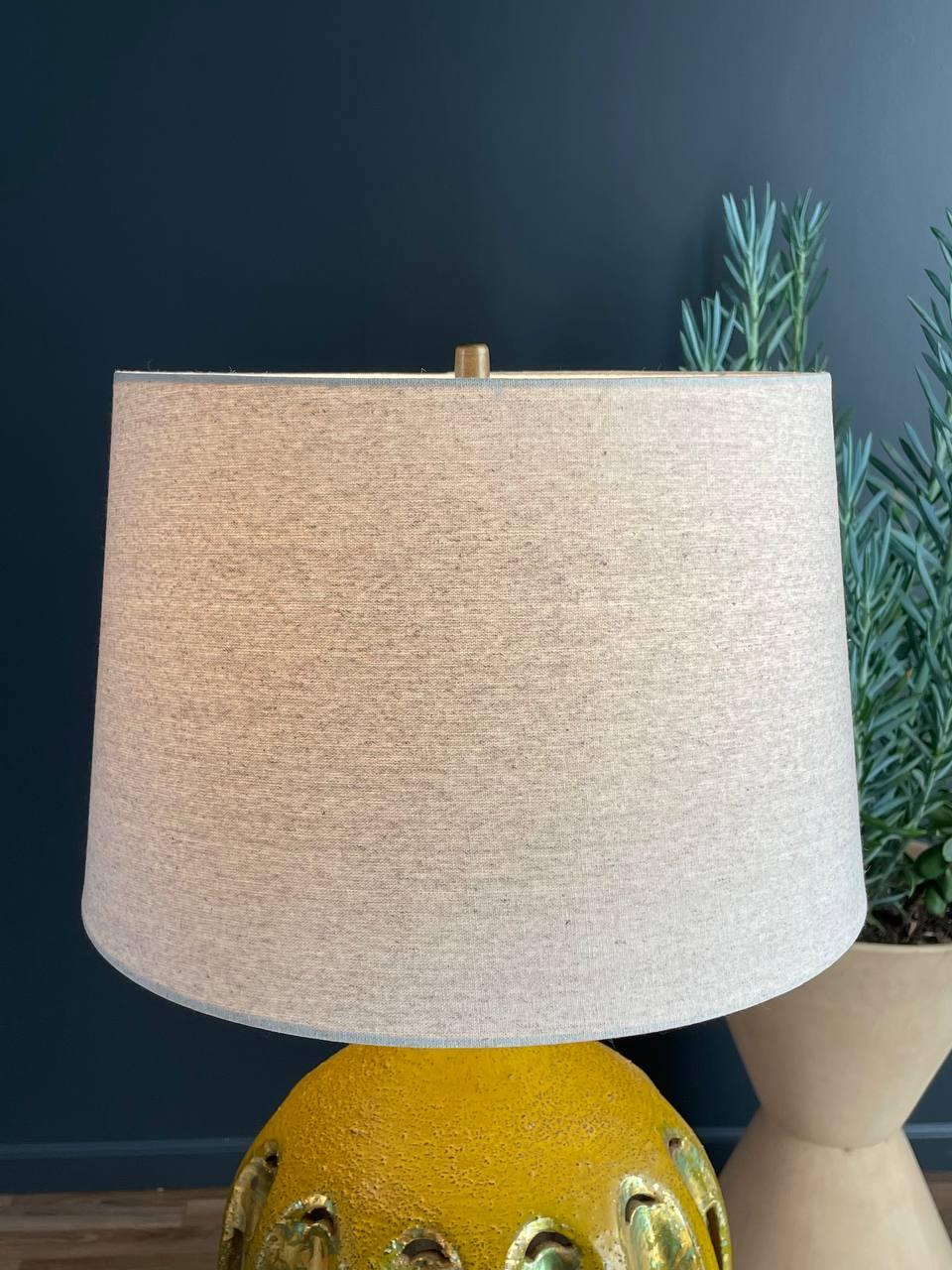 Lámparas de mesa de cerámica esmaltada verde modernas de mediados de siglo en Bueno estado para la venta en Los Angeles, CA