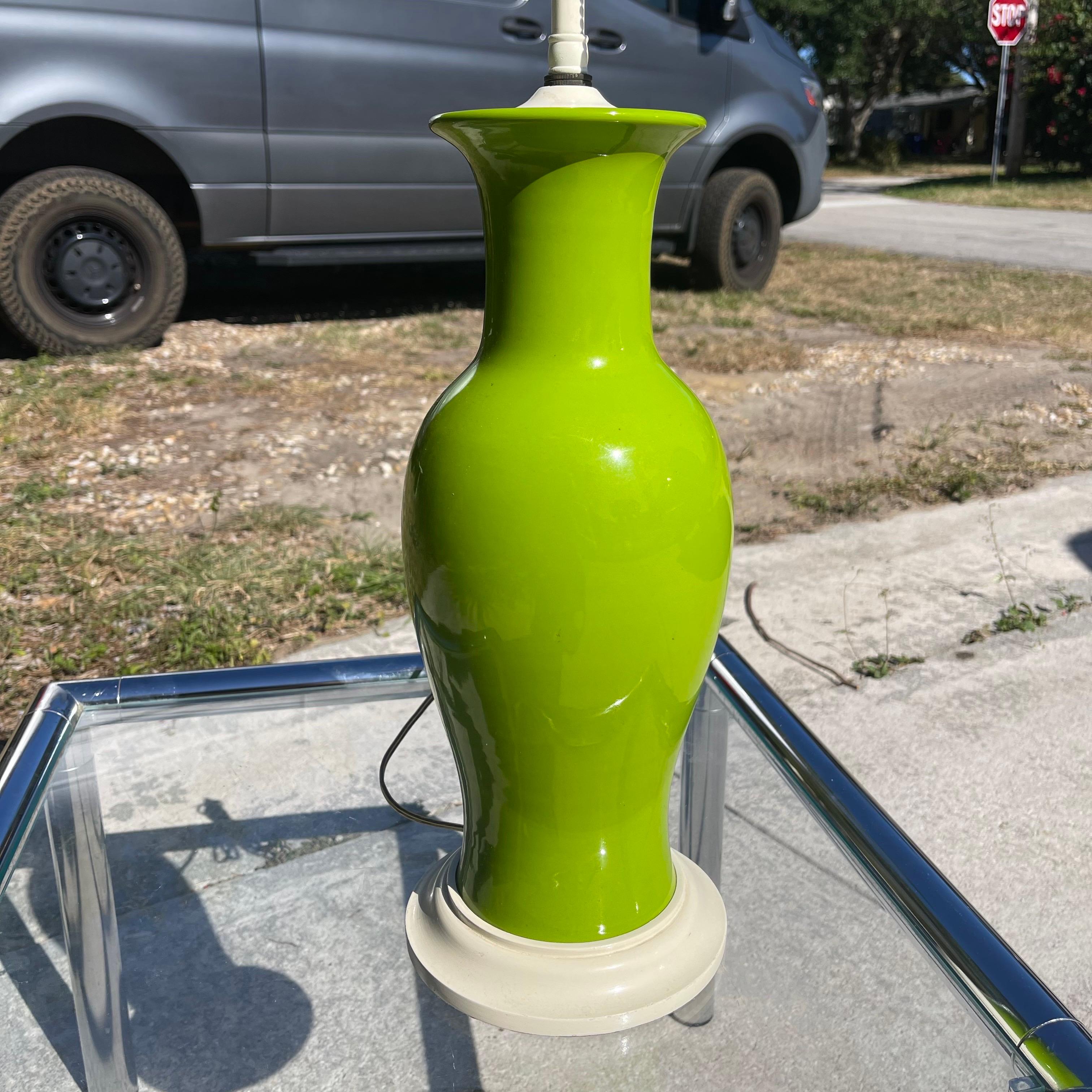 Mid-Century Modern Green Glazed Urn Form Table Lamp In Good Condition For Sale In Jensen Beach, FL