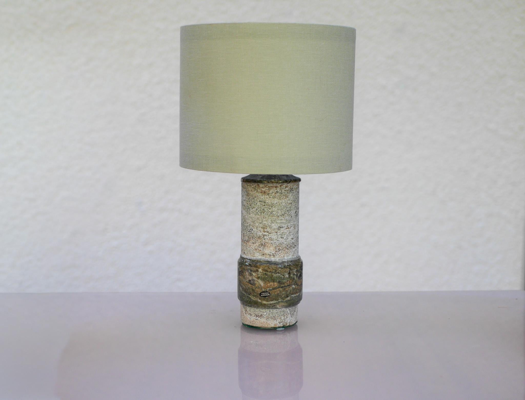 Fatto a mano Lampada moderna di metà secolo in marmo Greene & Greene di Yxhult Kolmården, Svezia. in vendita