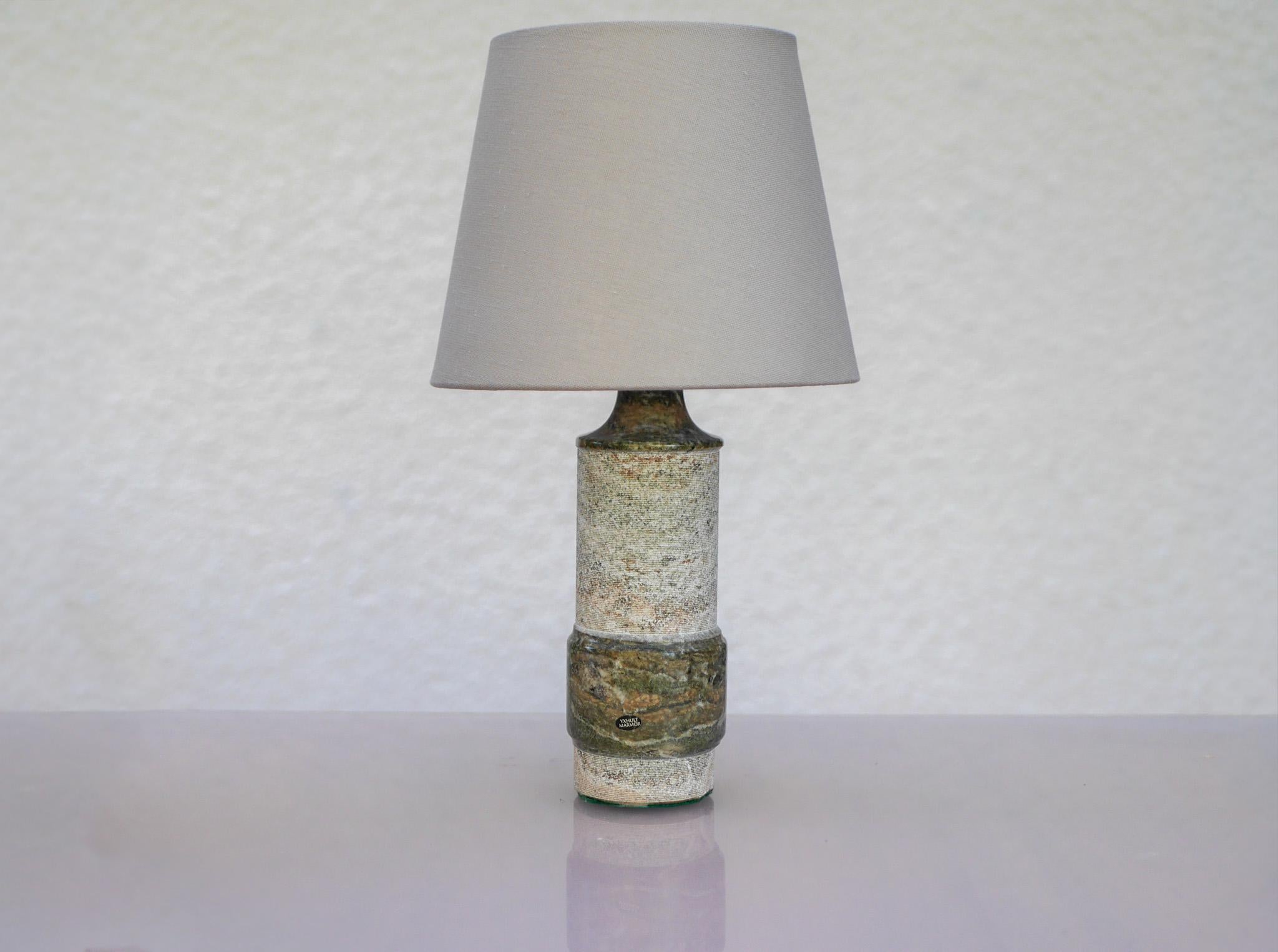 Marmo Lampada moderna di metà secolo in marmo Greene & Greene di Yxhult Kolmården, Svezia. in vendita