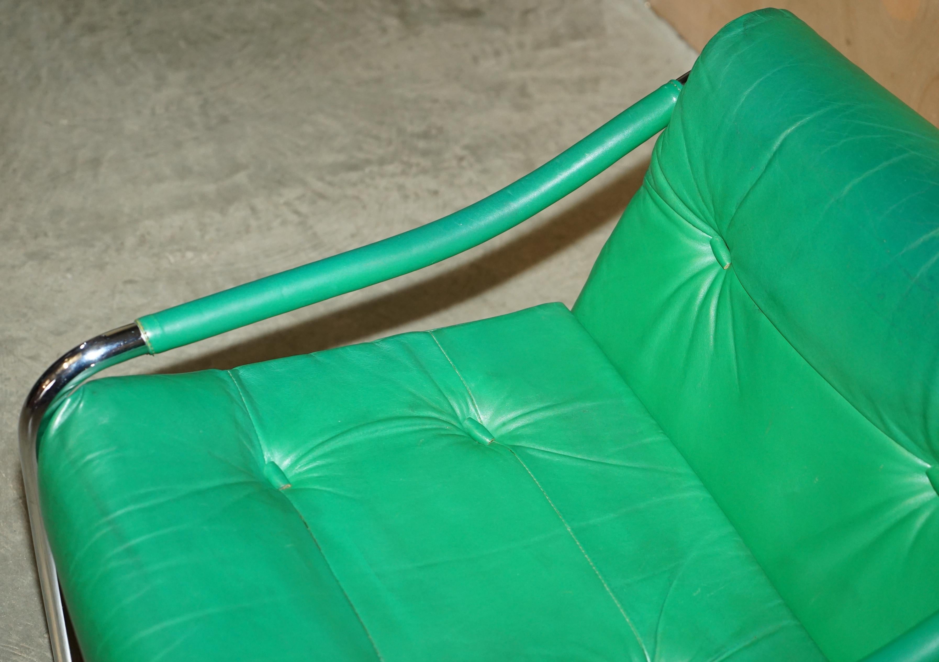 MID CENTURY MODERN GREEN LEATHER PAIR OF TIM BATES BETA ARMCHAiRS BY PIEFF In Good Condition In West Sussex, Pulborough