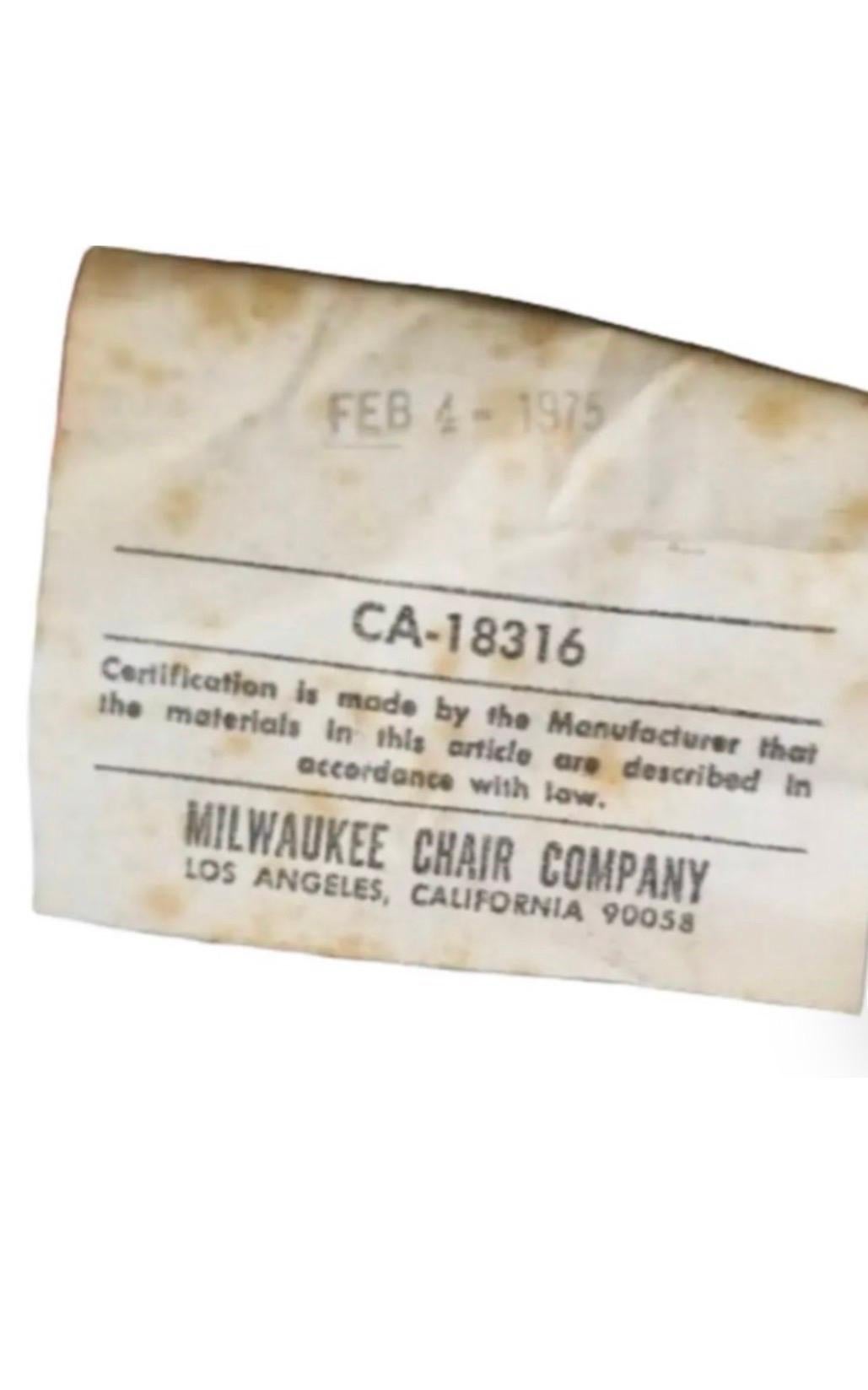 Chaises longues vertes modernes du milieu du siècle par Milwaukee Chair Company pour la tapisserie d'ameublement Bon état - En vente à Chicago, IL