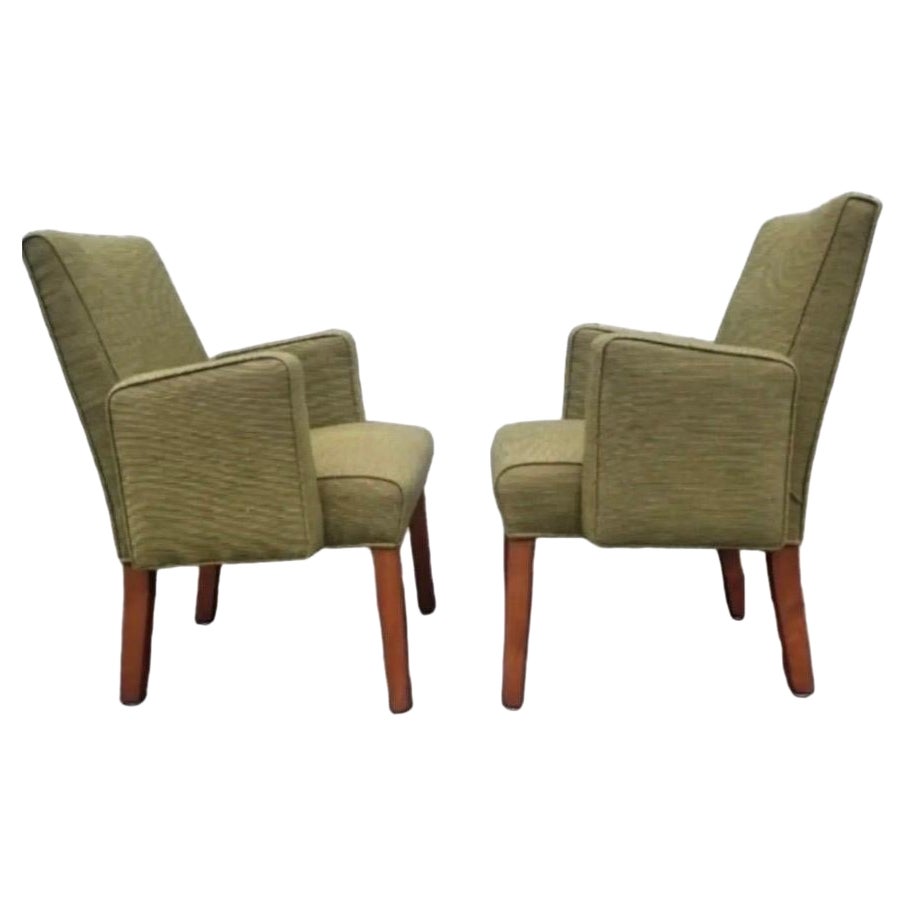 Les deux ont encore leur Label d'origine fabriqué par Milwaukee Chair Company de Los Angeles Californie. Ces chaises sont un élément solide de l'histoire des États-Unis fondée à la fin du 19e siècle. La Milwaukee Chair Company était autrefois le