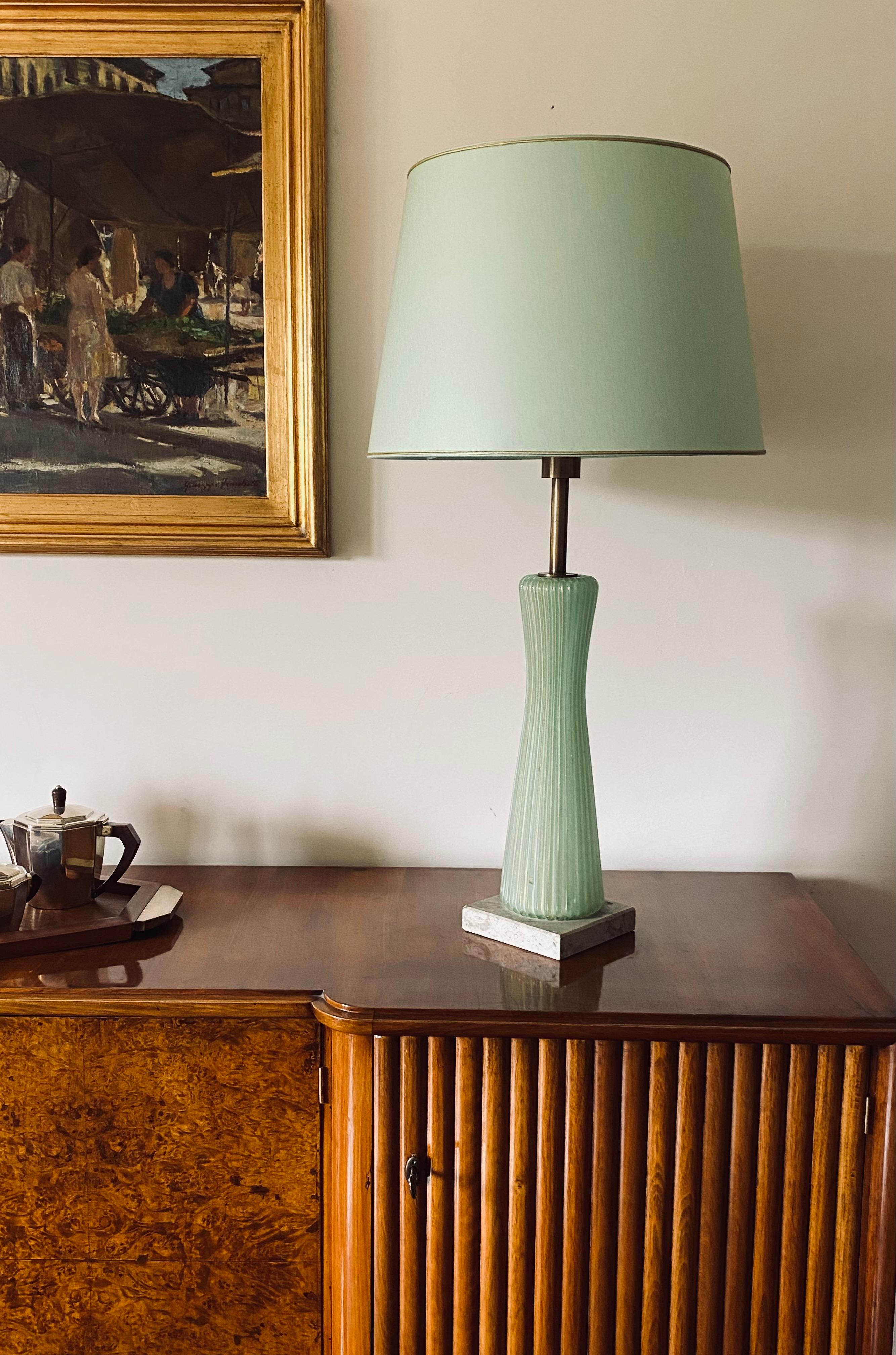 Mid-century Modern green blown Murano glass table lamp 

Barovier & Toso, Murano Italy, circa 1940s

Lamp base: 63 cm H - 15 x 15 cm

With Lampshade: H 88 cm - 45 cm diam.

Blown glass, Marble base, brass

Green lampshade included

Conditions: