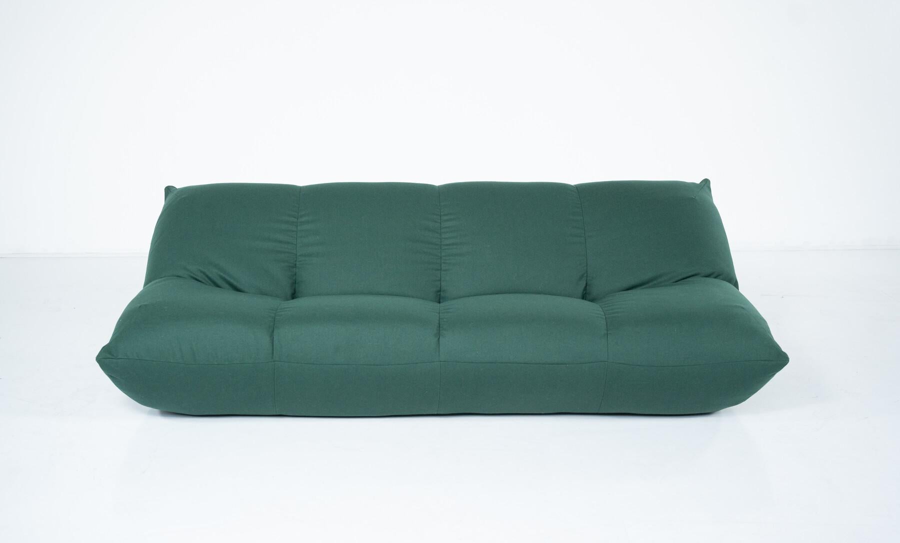 Canapé vert papillon moderne du milieu du siècle dernier de Giovannetti, Italie, 1970

Giovannetti a été fondée au milieu des années 1960 par Benito Luigi Giovannetti avec la volonté d'innover le monde du meuble à travers des collaborations et des