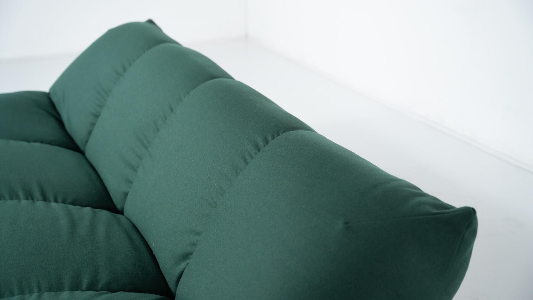 italien Canapé vert papillon moderne du milieu du siècle dernier de Giovannetti, Italie, 1970 en vente