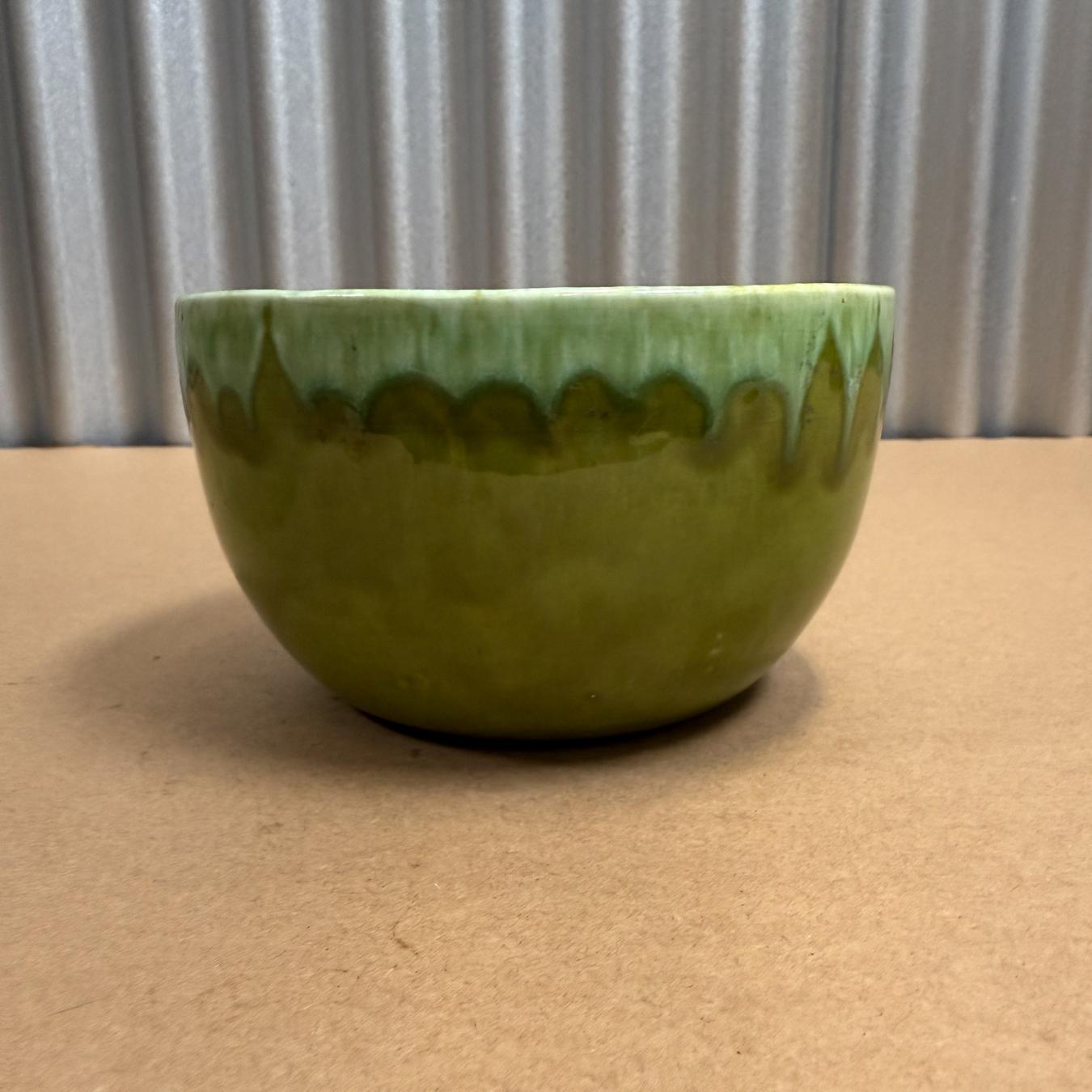 Per la tua considerazione una ciotola di ceramica verde moderna di metà secolo - prendi tutto. Timbrato 